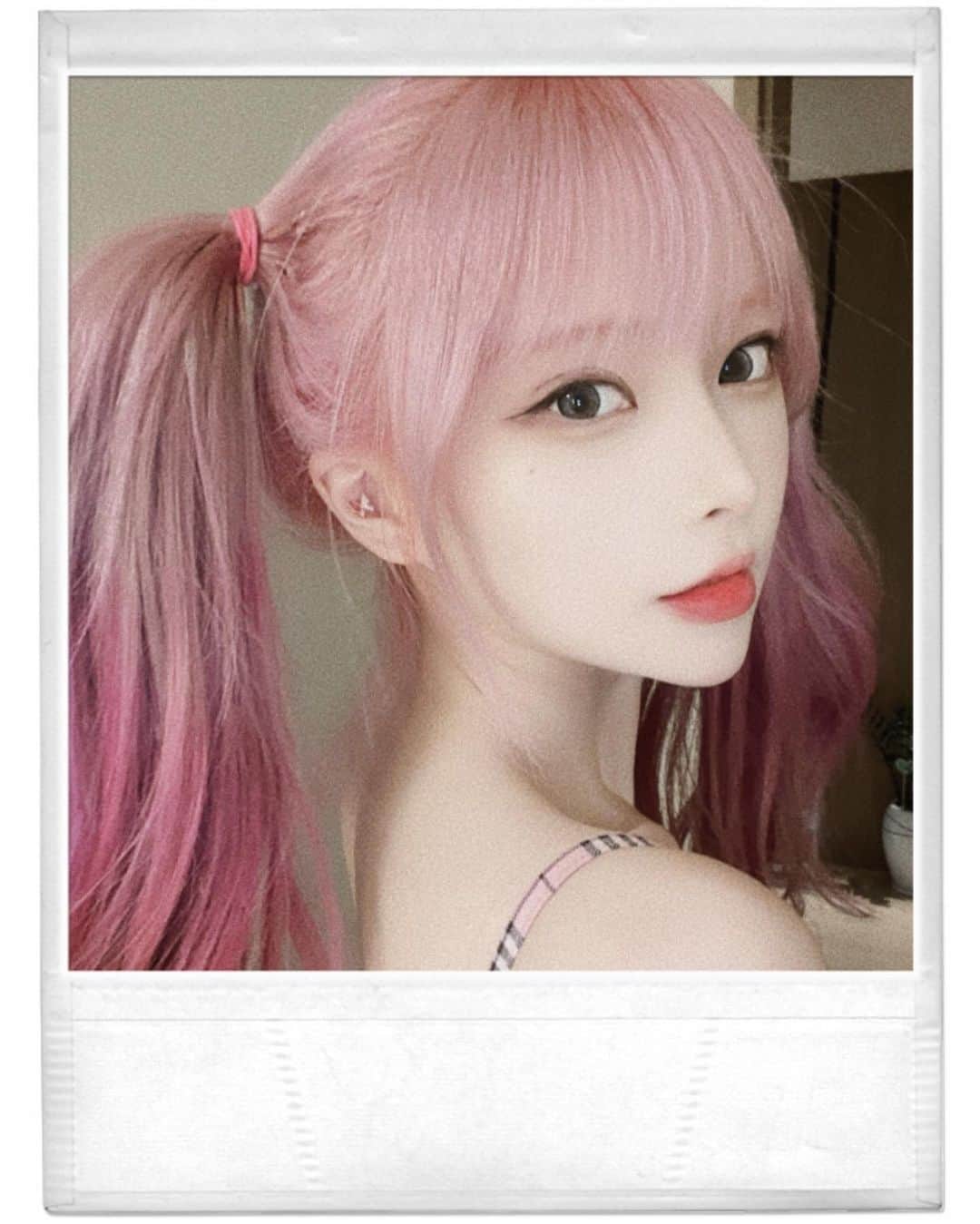 オ・ジウンさんのインスタグラム写真 - (オ・ジウンInstagram)「오랜먕,, ꢭ  이주 넘게 사진 안올리고 모해찌 나?  ㅎㅎ 저 머리 핑크투톤 좀더 쨍하게 했어요ꢭ  사진은  혼자 집에서 삼각대랑  사진 찍은거에요>3<  오때요 이뿌니들 키킼 10쟝 꽉 채워땅  젼 그동안 여행도 다녀오구 또 이사준비 즁,, 벌써 4 월이 다가 오녜요....... 또륵  + ♡ 머리 예쁘게 해주신 라라쌤 감사합니다 ꢭ + 아 그리구 이번 괄사2 차 피드도 없고 스토리로만 소통했는데  또 기록 갱신,, 사랑해요 ꢭ」3月22日 20時06分 - gini_s2_