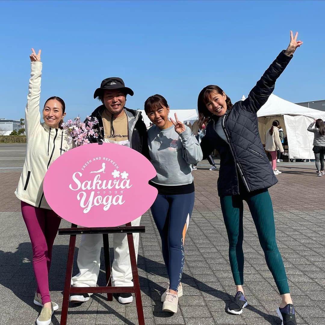 田中律子さんのインスタグラム写真 - (田中律子Instagram)「先日のSakura Yoga🌸 @yogaevent.jp   雨☂️予報だったのが、曇り予報になり、なんと晴れマーク🌞になり、めっちゃ晴れたーーーー😂  今年は少しずつリアルでみんなと一緒にヨガ出来るイベントが開催できて幸せやーーーー🤩  Roxy @roxyjapan  福田さん　@yogaevent.jp  ホントにありがとーです🌸🌸🌸  みんなでジャンプして、飛んだり跳ねたり笑ったり、みんなで繋がって、楽しい時間を過ごしたみなさま、ありがとうございました🤙  また一緒にヨガして、最幸な笑顔になりましょーーーー💛💛💛  #roxyjapan  #sakurayoga  #yoga #yogaevent  #みんなで繋がろう  #最幸な時間  #マインドフルネス  #大好きな仲間たち  #日本サップヨガ協会」3月22日 21時16分 - ri2kotanaka