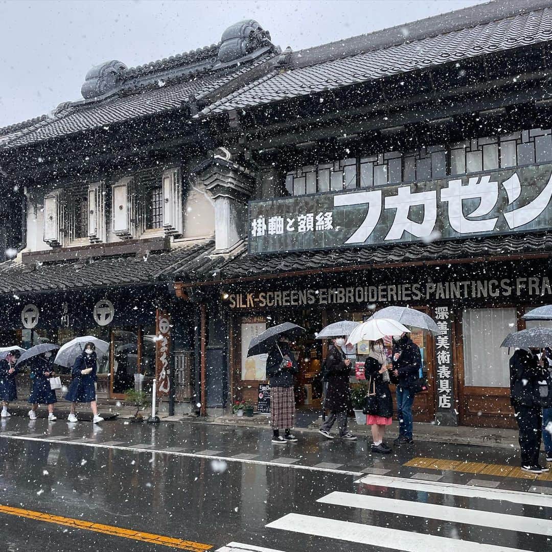 田中律子さんのインスタグラム写真 - (田中律子Instagram)「昨日は朝から雨の中☔️路線バスの旅🚌ロケでした🚌🚌🚌 雨から雪へ変わり☃️❄️ 久しぶりにこんなに雪が降ってるのをみたなー☃️3月の春との変わり目の季節…夏女な私だけど、たまには雪もいいですね、テンション上がりました❄️  徳さんとは衣装の色が同じ🤣なんだか親子みたいなペアルック💛 バス移動中は見事に爆睡でした😂😂雪の中歩いて疲れたよね😪 最後は暖炉のあるレストランで夕飯とワイン🍷でほろ酔いでした✨  ホントにこの番組はロケが楽しすぎて、徳さんもゲストのみなさま素敵だし、何よりスタッフも含めみんな親戚みたいで一体感がすごい🤩こんな素晴らしい番組に携われて、大好きな徳さんと一緒にバスで旅が出来ることが幸せです😌  #路線バスでより道の旅  #バス旅🚌  #テレビ朝日 #徳さん  #徳さん安定の爆睡  #雪の中  #うなぎ  #81歳まだまだ元気」3月23日 10時50分 - ri2kotanaka