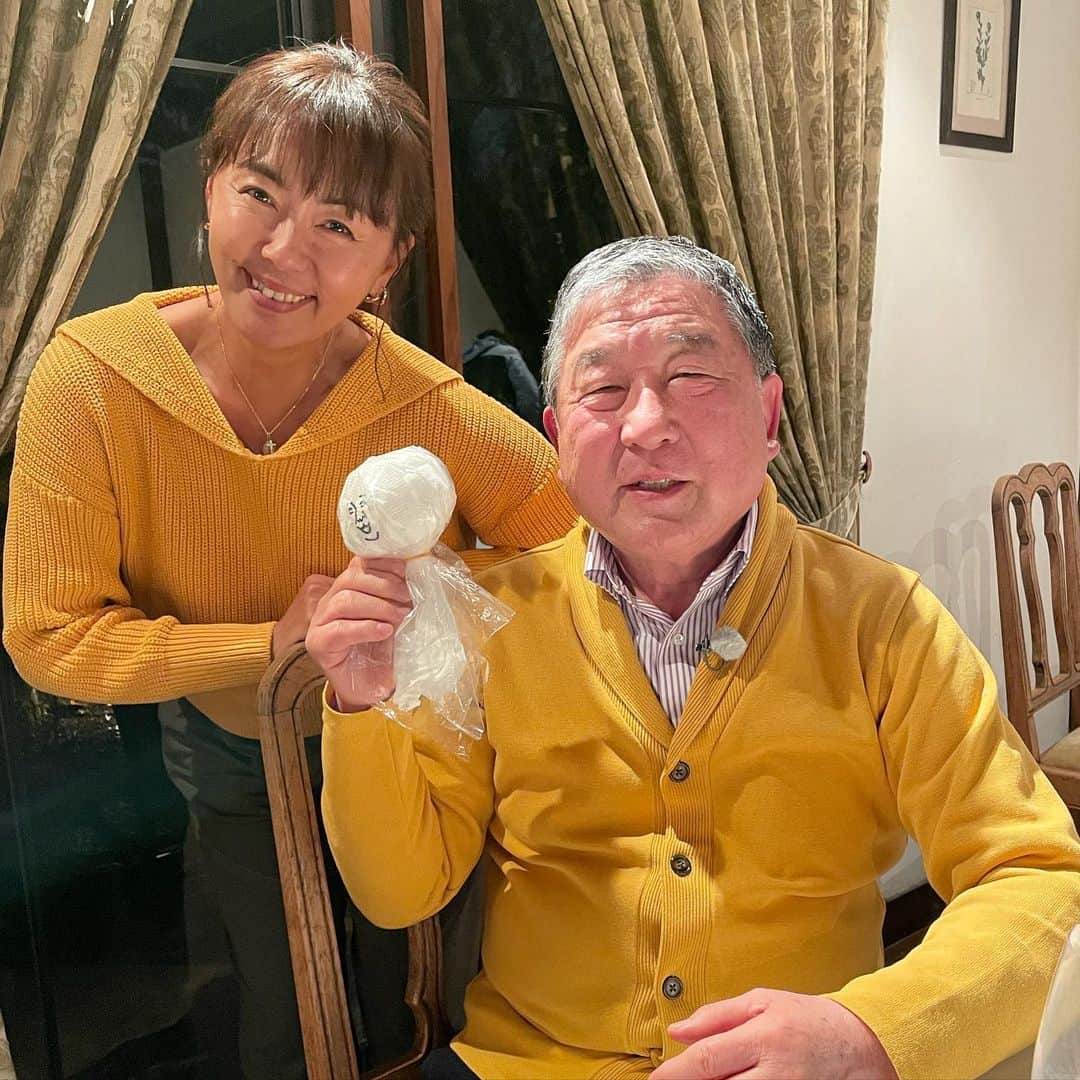 田中律子さんのインスタグラム写真 - (田中律子Instagram)「昨日は朝から雨の中☔️路線バスの旅🚌ロケでした🚌🚌🚌 雨から雪へ変わり☃️❄️ 久しぶりにこんなに雪が降ってるのをみたなー☃️3月の春との変わり目の季節…夏女な私だけど、たまには雪もいいですね、テンション上がりました❄️  徳さんとは衣装の色が同じ🤣なんだか親子みたいなペアルック💛 バス移動中は見事に爆睡でした😂😂雪の中歩いて疲れたよね😪 最後は暖炉のあるレストランで夕飯とワイン🍷でほろ酔いでした✨  ホントにこの番組はロケが楽しすぎて、徳さんもゲストのみなさま素敵だし、何よりスタッフも含めみんな親戚みたいで一体感がすごい🤩こんな素晴らしい番組に携われて、大好きな徳さんと一緒にバスで旅が出来ることが幸せです😌  #路線バスでより道の旅  #バス旅🚌  #テレビ朝日 #徳さん  #徳さん安定の爆睡  #雪の中  #うなぎ  #81歳まだまだ元気」3月23日 10時50分 - ri2kotanaka