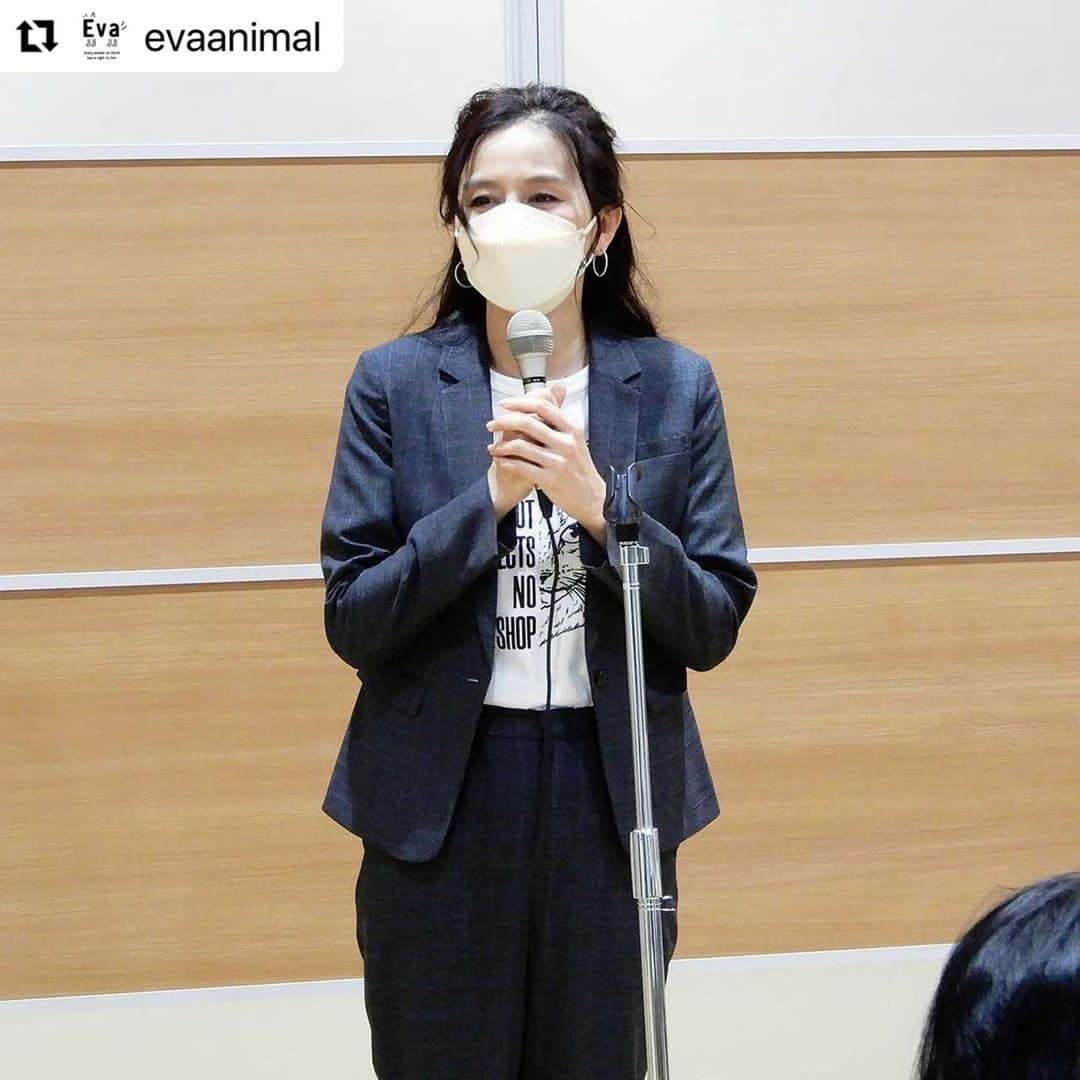 杉本彩さんのインスタグラム写真 - (杉本彩Instagram)「#Repost @evaanimal with @make_repost ・・・ 3月19日（土）京都動物愛護センターイベントに参加致しました。  YoutubLiveにて「講座　飼う前に考えよう」の講演を行いました。 動物を飼うに当たっての心構えや飼い主が守らなくてはいけないこと、老いや介護のこと、 そして行政の動物愛護センターや民間の動物愛護団体から保護動物をお迎えして欲しいことなどをお話ししました。 視聴して下さった皆さま、どうもありがとうございました。  その後、京都動物愛護センター第6期ボランティアスタッフの皆さまの卒業式でした。 ご卒業される方々に名誉センター長杉本より感謝状をお渡し致しました。  そして、卒業されるボランティアの皆さまに向けて「基調講演　震災時に起きたこと」と題し講演。 11年前に起きた東日本大震災の際に、飼い主さんから離れた犬や猫がどうなったのか、学校飼育動物や展示動物のことなど、 災害の多い日本に住む私たちが備えておかなければならない物、確認しておかねばならない事などについてお話ししてきました。  座談会では、ボランティアの皆さまからのご質問に答えるなど、とても和やかな雰囲気の会となりました。  ボランティアの皆さまは、センターで学んだ知識と経験を、今後はお住まいの地域で生かし広めて下さる事と思います。 ご卒業おめでとうございました。  #京都動物愛護センター #京都動物愛護センター名誉センター長 #飼う前に考えよう #杉本彩 #公益財団法人動物環境福祉協会eva」3月23日 12時11分 - sugimoto_aya0719