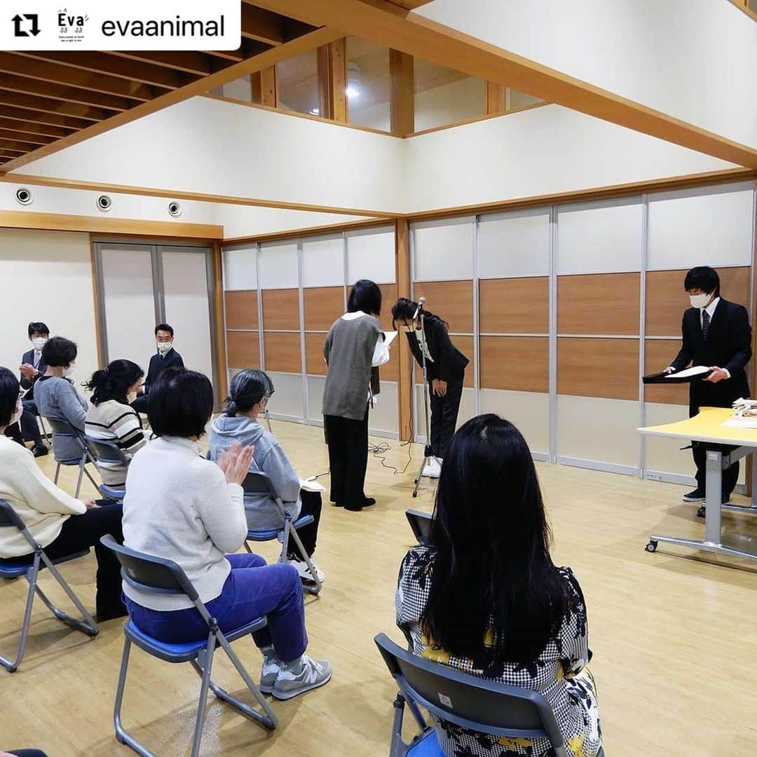 杉本彩さんのインスタグラム写真 - (杉本彩Instagram)「#Repost @evaanimal with @make_repost ・・・ 3月19日（土）京都動物愛護センターイベントに参加致しました。  YoutubLiveにて「講座　飼う前に考えよう」の講演を行いました。 動物を飼うに当たっての心構えや飼い主が守らなくてはいけないこと、老いや介護のこと、 そして行政の動物愛護センターや民間の動物愛護団体から保護動物をお迎えして欲しいことなどをお話ししました。 視聴して下さった皆さま、どうもありがとうございました。  その後、京都動物愛護センター第6期ボランティアスタッフの皆さまの卒業式でした。 ご卒業される方々に名誉センター長杉本より感謝状をお渡し致しました。  そして、卒業されるボランティアの皆さまに向けて「基調講演　震災時に起きたこと」と題し講演。 11年前に起きた東日本大震災の際に、飼い主さんから離れた犬や猫がどうなったのか、学校飼育動物や展示動物のことなど、 災害の多い日本に住む私たちが備えておかなければならない物、確認しておかねばならない事などについてお話ししてきました。  座談会では、ボランティアの皆さまからのご質問に答えるなど、とても和やかな雰囲気の会となりました。  ボランティアの皆さまは、センターで学んだ知識と経験を、今後はお住まいの地域で生かし広めて下さる事と思います。 ご卒業おめでとうございました。  #京都動物愛護センター #京都動物愛護センター名誉センター長 #飼う前に考えよう #杉本彩 #公益財団法人動物環境福祉協会eva」3月23日 12時11分 - sugimoto_aya0719