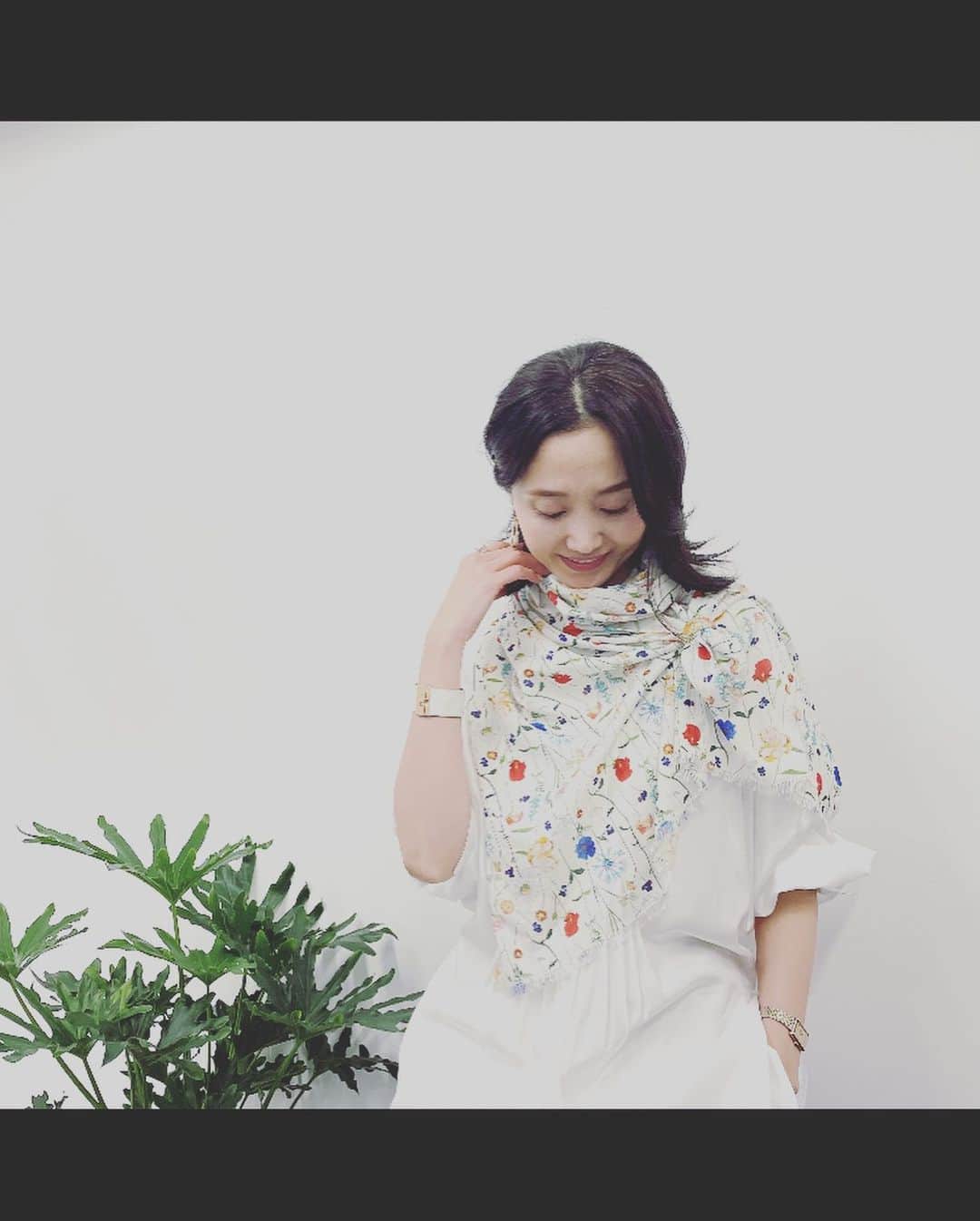 織香さんのインスタグラム写真 - (織香Instagram)「【Spring garden】  アイボリー  1972年、ハリーモアゴードンがリバティのスカーフのために描いた柄。  この柄は2年前、発売と同時に完売してしまった大人気のストール柄💕  色とりどりの春のお花と縦に伸びる茎がお顔周りを華やか＆スッキリとした印象に✨✨✨  ベースがアイボリーなので、 こちらもお洋服選ばずに爽やかに巻きこなせるカラーです😘😘😘  3/24（金）朝10時〜 QVCオンエア❣️  #QVC #生放送 #リバティプリント #リバティストール #🌼🌸 ・ #liberty#qvcjapan #onair#japan #bag#LIBERTY#intermodeusingliberty#spring#💐」3月23日 12時55分 - orikagram
