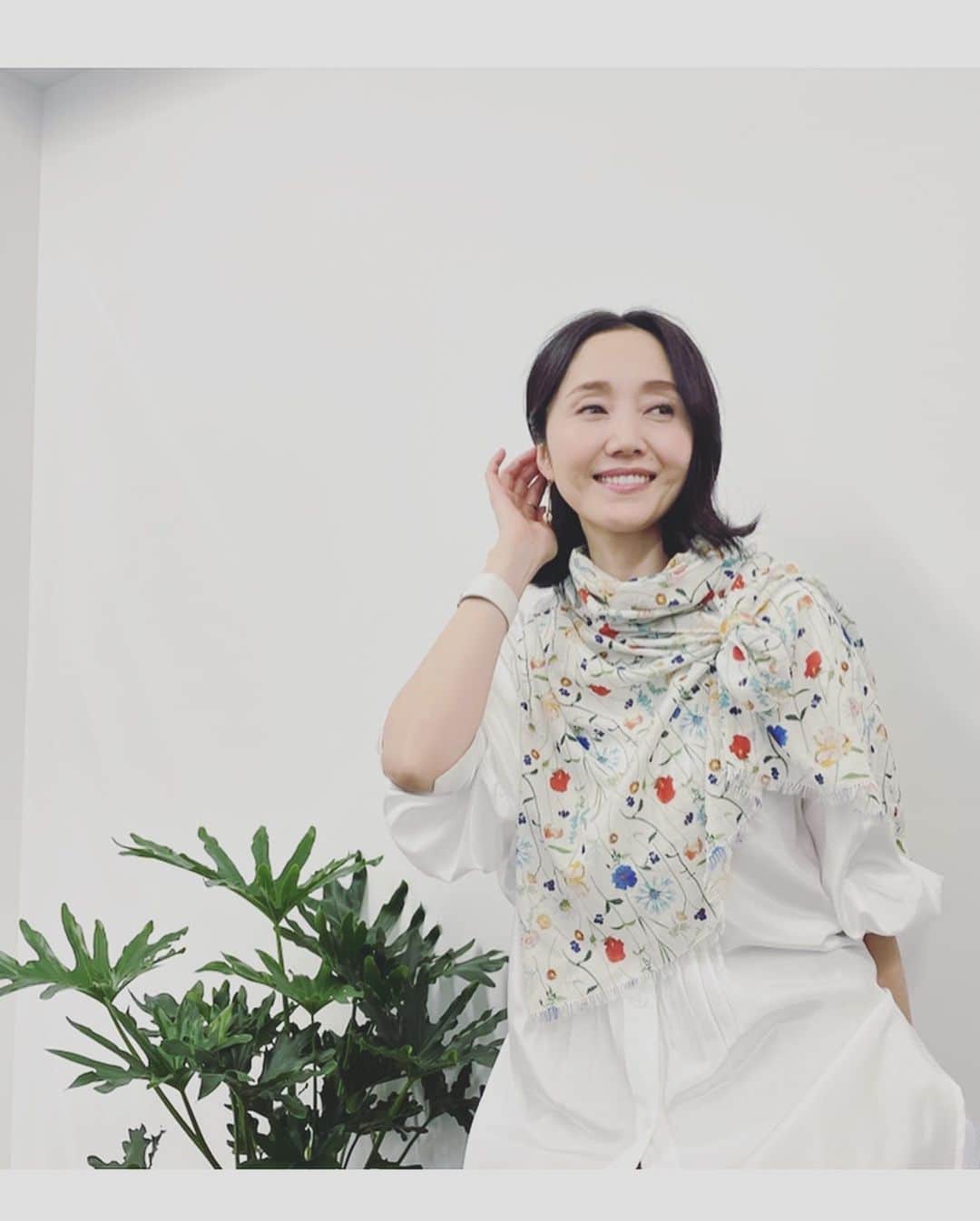 織香さんのインスタグラム写真 - (織香Instagram)「【Spring garden】  アイボリー  1972年、ハリーモアゴードンがリバティのスカーフのために描いた柄。  この柄は2年前、発売と同時に完売してしまった大人気のストール柄💕  色とりどりの春のお花と縦に伸びる茎がお顔周りを華やか＆スッキリとした印象に✨✨✨  ベースがアイボリーなので、 こちらもお洋服選ばずに爽やかに巻きこなせるカラーです😘😘😘  3/24（金）朝10時〜 QVCオンエア❣️  #QVC #生放送 #リバティプリント #リバティストール #🌼🌸 ・ #liberty#qvcjapan #onair#japan #bag#LIBERTY#intermodeusingliberty#spring#💐」3月23日 12時55分 - orikagram