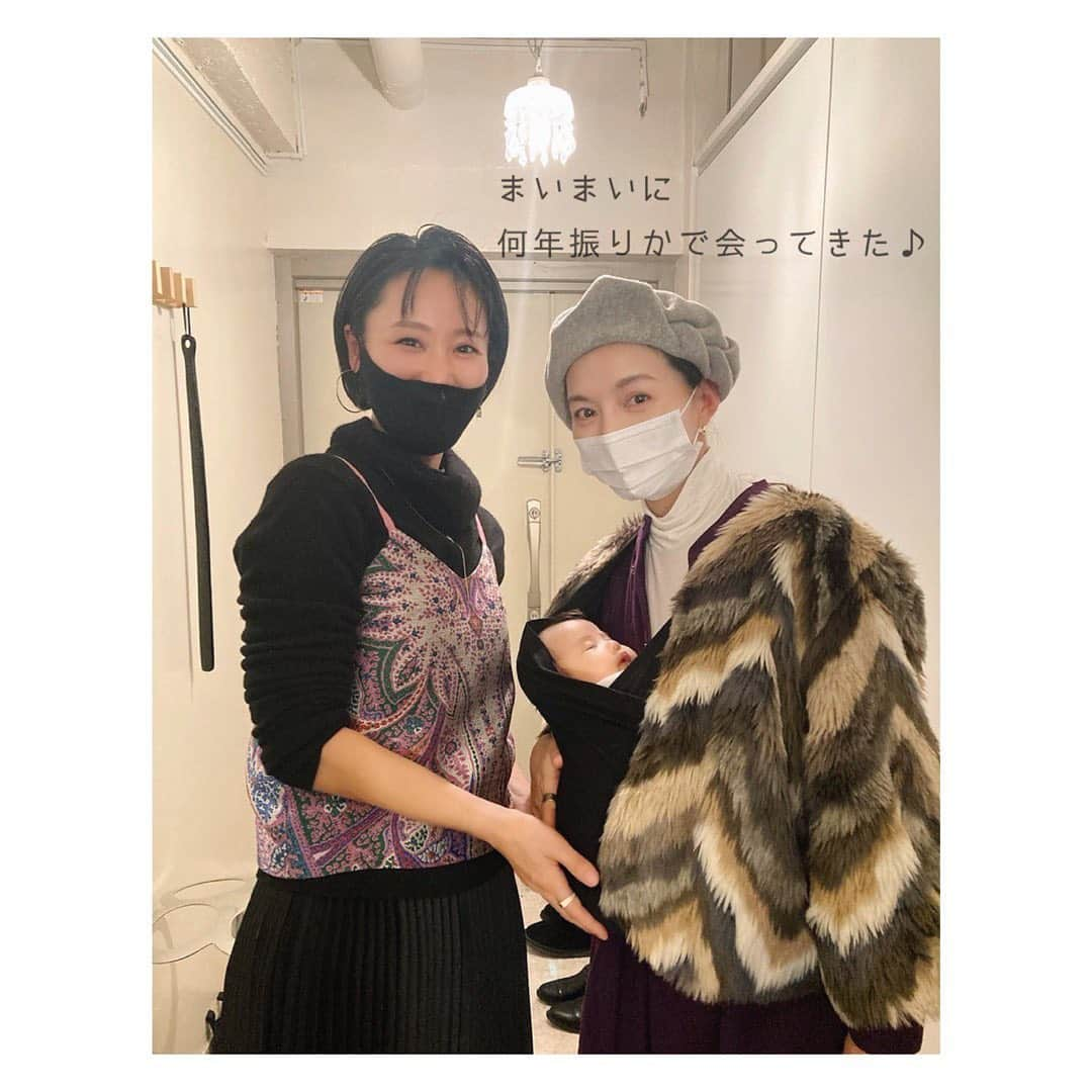 笹峯愛さんのインスタグラム写真 - (笹峯愛Instagram)「ちょうど1ヶ月ほど前のこと 意を決して娘と2人でお出かけした日。   向かった先は、まいまい  @hygge.mai のエシカル販売会。  もう何年も会っていないから会いたかったし オーガニックネイルやコスメの事も聞きたいかったし 天然石のピアスやネイルストーンも気になっていたし  てな事で  腰の重い出不精の私が気合入れて向かいました（笑）  娘さんは抱っこ紐で、ずっと爆睡。  私が品物見る間は まいまいが抱っこしてくれて  暖かく笑ってくださるお客様の中で オムツもおっぱいも済ませてからの帰路←お騒がせしまくり千代子でしたわ。  充実の1日だったけど、あれからもう1ヶ月？！  娘さんの首も座りつつある月日の早さよ。  #天然石 #お買い上げ #ホメオパシー も#勉強 するよ  #ピアス #本当 #可愛い  #平手舞 ちゃんの #センス #❤️  まいまいの#インスタ から#購入 #リンク あります  #オーガニック #ネイル #久々 にやろう  #娘 と#初めて #2人 で#お出かけ  #女子力 #溢れる #パワースポット でした♪」3月23日 14時46分 - mineco.m