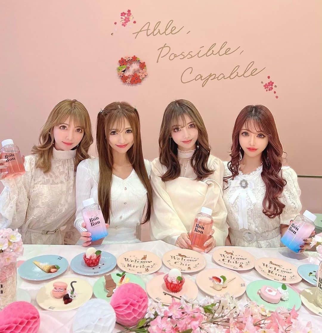 寿リリカさんのインスタグラム写真 - (寿リリカInstagram)「♡ 🍰💗回転スイーツCafe🍰🍩 ちえちかりなちゃんと遊びにいったよ🥰 ♡ ♡ 18日から期間限定スタートの🌸桜🌸メニュー🌸😋🍴💓 桜餅🌸桜団子🌸桜ロール🌸どれもかわいくて美味しかったぁ💓 ♡ 名前入りのwelcomeプレートもうれしい😍😍😍😍 ♡ 店名のロンロンは猫ちゃんが満足した時に鳴らす喉の音なんだってさ🐱💓ねこモチーフのスイーツもかわいいฅ•ω•ฅﾆｬﾆｬｰﾝ✧ ♡ スイーツ以外にもパスタ肉まんコールスロー焼きおにぎりとかごはん系もあるから色々楽しめて大満足でした🤤🍙🍝 ♡ @caferonron  #回転スイーツ #回転スイーツカフェ #回転スイーツ食べ放題 #回転スイーツronron #ronron #表参道スイーツ」3月23日 16時37分 - ririkakotobuki