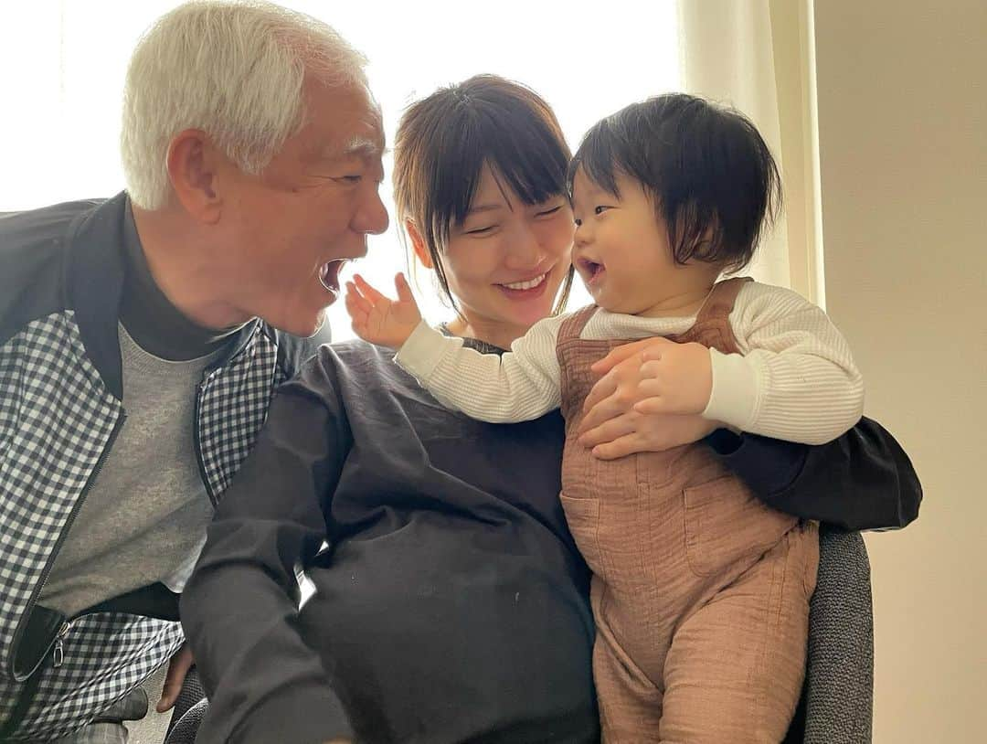 桃さんのインスタグラム写真 - (桃Instagram)「親子3代👨🏻‍🦳👩🏻👶🏻 私を通り越してじいじにちょっかい出してる可愛い！！！！  #すっぴんぼさぼさで失礼 #たろ10ヶ月 #生後10ヶ月 #まもなく妊娠9ヶ月 #私って父親似だな」3月23日 18時24分 - momo.official