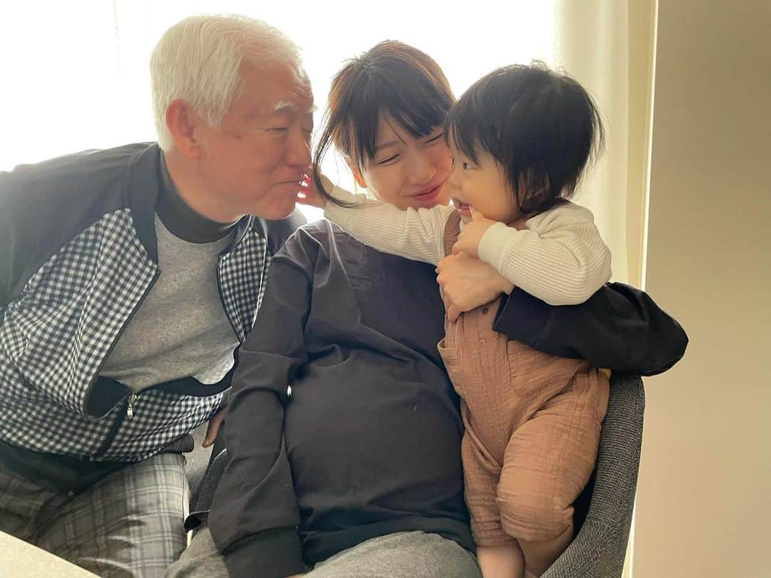 桃さんのインスタグラム写真 - (桃Instagram)「親子3代👨🏻‍🦳👩🏻👶🏻 私を通り越してじいじにちょっかい出してる可愛い！！！！  #すっぴんぼさぼさで失礼 #たろ10ヶ月 #生後10ヶ月 #まもなく妊娠9ヶ月 #私って父親似だな」3月23日 18時24分 - momo.official