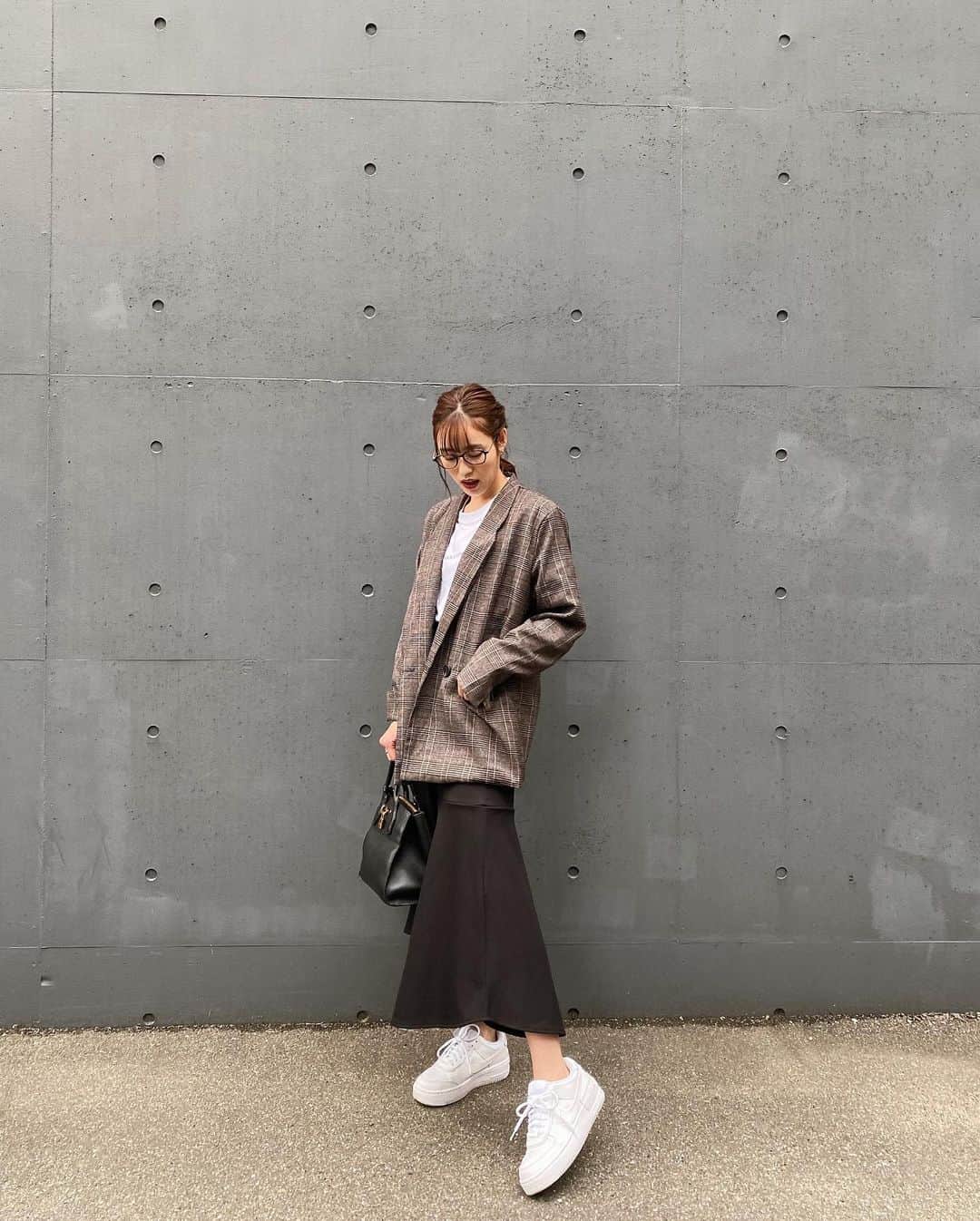 井手口瑞歩さんのインスタグラム写真 - (井手口瑞歩Instagram)「👗 何がそんなに面白かったのだろうか🤷🏻‍♀️笑 お気に入りのジャケット🧥 パンツと合わせてもスカートと合わせても可愛い💕 ジャケット着てる日は大人っぽくしたいから ローポニー率高めでございます🐴 .  eyewear : @jins_japan  outer : @holidayandholiday_official  tops : @jonathanlivingston.jp  skirt : @rienda_official  bag : @louisvuitton  sneaker : @nike  ブランドはタグ付けしてます！ . #holidayandholiday #jins #jonathanlivingston #rienda  #nike #louisvuitton #fashion  #ootd #プチプラコーデ #今日のコーデ #みずほしふく #pr #louisvuitton #プチプラコーデ #今日のコーデ #ootd #code  #fashion  #instagood #instalike #instadaily  #みずほしふく」3月23日 19時15分 - mizuho.04