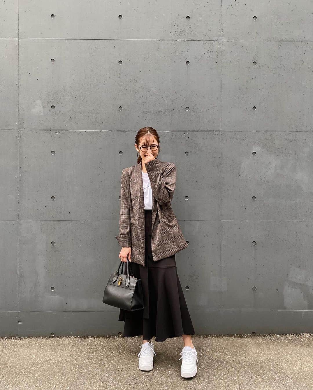 井手口瑞歩さんのインスタグラム写真 - (井手口瑞歩Instagram)「👗 何がそんなに面白かったのだろうか🤷🏻‍♀️笑 お気に入りのジャケット🧥 パンツと合わせてもスカートと合わせても可愛い💕 ジャケット着てる日は大人っぽくしたいから ローポニー率高めでございます🐴 .  eyewear : @jins_japan  outer : @holidayandholiday_official  tops : @jonathanlivingston.jp  skirt : @rienda_official  bag : @louisvuitton  sneaker : @nike  ブランドはタグ付けしてます！ . #holidayandholiday #jins #jonathanlivingston #rienda  #nike #louisvuitton #fashion  #ootd #プチプラコーデ #今日のコーデ #みずほしふく #pr #louisvuitton #プチプラコーデ #今日のコーデ #ootd #code  #fashion  #instagood #instalike #instadaily  #みずほしふく」3月23日 19時15分 - mizuho.04