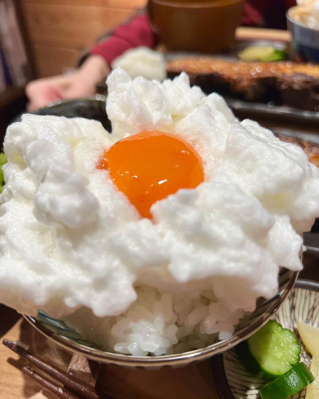 桃乃木かなさんのインスタグラム写真 - (桃乃木かなInstagram)「たまごかけごはん🍚  卵の白身をメレンゲになるまでかき混ぜて ふわふわのたまごかけご飯を頂けるお店🏄‍♂️  全然泡立たなかったので店員さんが見本で混ぜてくれました😂 定食美味しかったな〜！！  #ヨリドコロ #たまごかけごはん  #稲村ヶ崎」3月23日 19時19分 - kana_momonogi