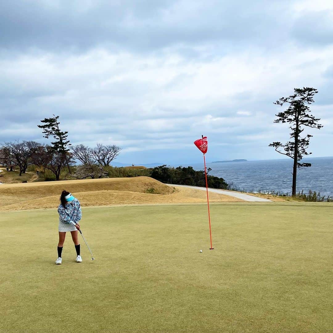 山内鈴蘭さんのインスタグラム写真 - (山内鈴蘭Instagram)「憧れの川奈ホテルゴルフコース…🥺🏝 お天気斜めだったけど目の前に海が広がっていて気持ちよかったーー💓 ． 風強め、気温低くて🥶ってなりながらもみんなでワイワイゴルフ♫ ． SKE48卒業したら行きたい！と夢見ていた川奈に行けた事😢本当に嬉しかった…！！ ． 非日常を感じながら、開放感ある景色と、最高な場所でゴルフしてるんだ！ってワクワク感が幸せすぎました😭💗 ． 戦略性はもちろん、グリーンの芝目がとにかく難しい！ラフも冬なのに粘り強い！とにかく考えさせられるコースでした🔥🔥🔥 ． ． 今年は日本各地のゴルフ場を巡りたいんだーー😍😍😍😍😍 ． ． #ゴルフ #ゴルフ好き #ゴルフ場 #川奈ホテル #川奈ホテルゴルフコース富士コース  #ゴルフ女子 #ゴルフ女子コーデ #ゴルフウェア #ゴルフファッション #gorurun #ごるらん」3月23日 19時48分 - xxsuzuranxx