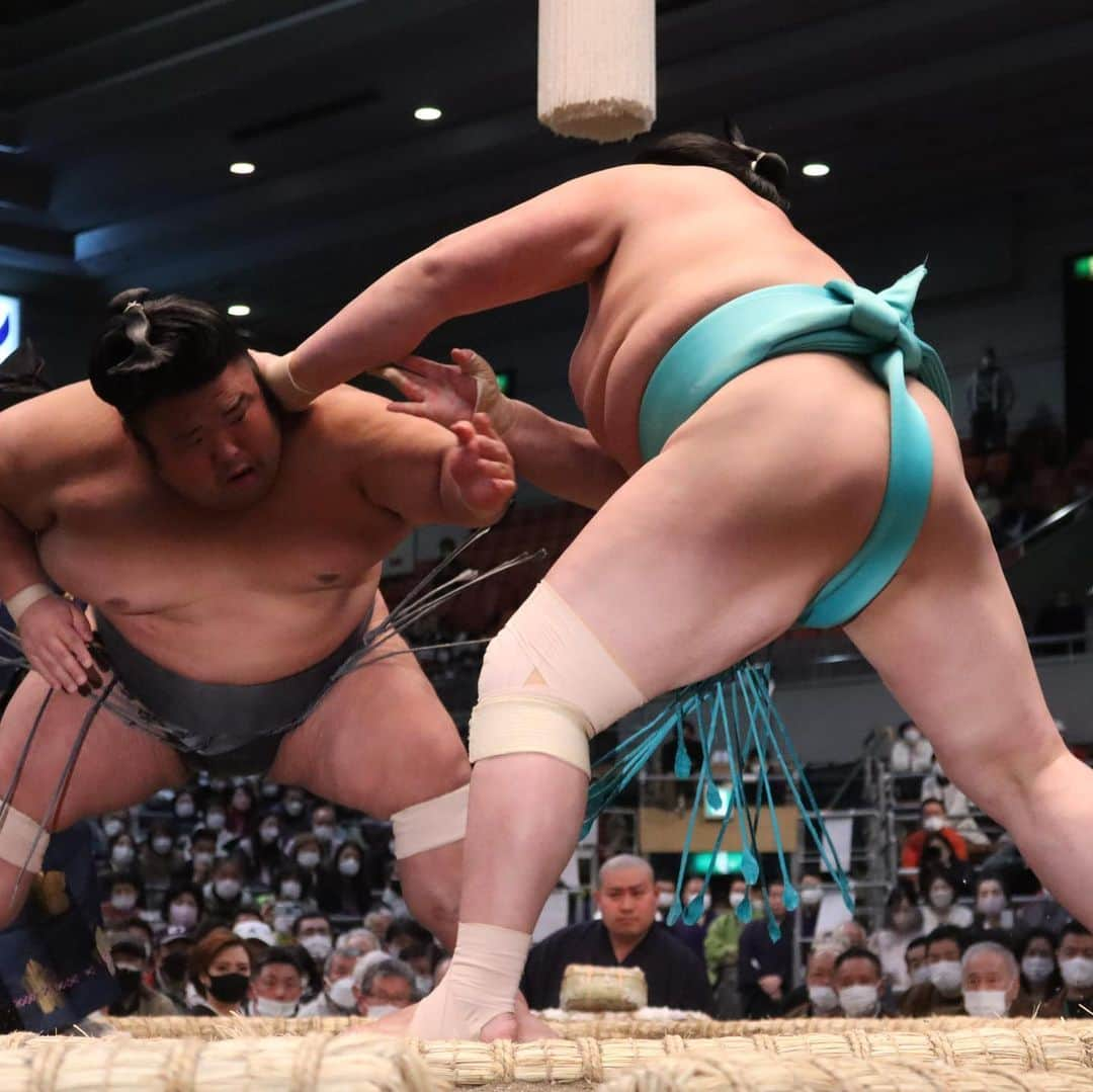 日本相撲協会さんのインスタグラム写真 - (日本相撲協会Instagram)「大相撲三月場所 十一日目！ 全勝の髙安と1敗の若隆景が対戦しました！  全勝がなくなり、1敗は若隆景、髙安、2敗で御嶽海、琴ノ若が続いています。 優勝争い目が離せません！  @sumokyokai  #大相撲 #sumo #相撲 #力士 #お相撲さん #japanphoto #sumowrestlers #japanculture  #三月場所 #3月場所 #春場所 #大阪場所 #御嶽海 　#阿炎　#若隆景　#髙安　#琴ノ若　#貴景勝　#翔猿　#飛ぶ翔猿」3月23日 20時31分 - sumokyokai