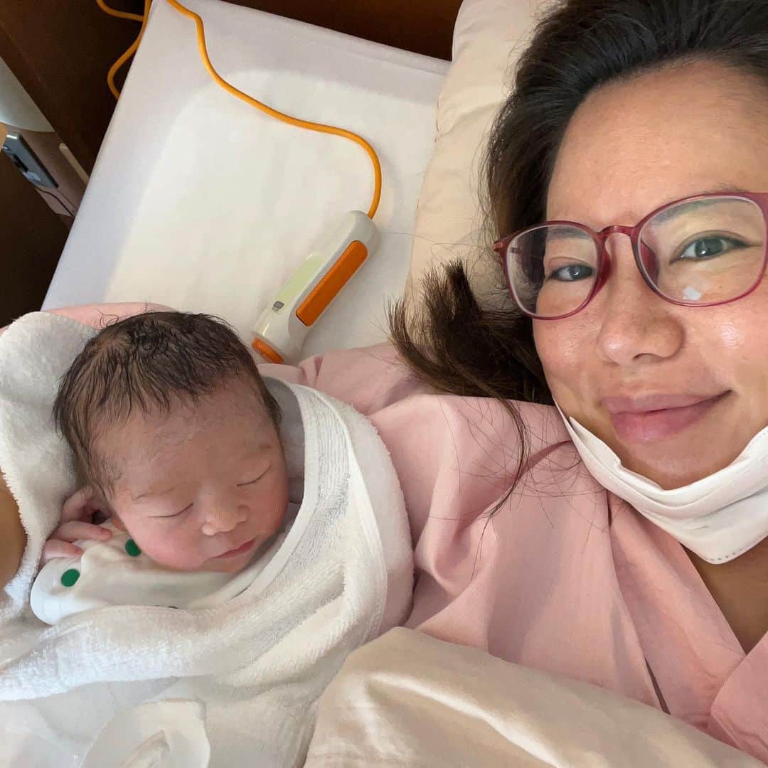 長嶺菜菜子さんのインスタグラム写真 - (長嶺菜菜子Instagram)「⁡ ⁡ はいさい🌿 沖縄のママスタグラムななこです𓇼 ⁡ #出産報告 🗣💬 ⁡ 第二子の女の子 "あおい" 2022年3月9日8:56帝王切開にて 誕生しました👶🏻 ⁡ サンキューの日で覚えやすいから この日を選んだ✌️ ⁡ 自然分娩なら今日3月23日 が予定日だったのね。 帝王切開で 2週間早く産んだから 少し小さめの2628g ⁡ ⁡ 新生児って こんなふわふわモフモフだったっけ〜 って抱っこするのに少し戸惑った😂 ⁡ まだどっち似てるかは分からないけど 毛の濃さは私ゆずりかな😂 ⁡ ⁡ ルイの時は緊急帝王切開だったから 心の準備ができぬまま タンタンと手術が進んで あっという間に生まれたけど ⁡ 今回は手術の前日入院をしたから 余計に緊張したのよね。 ⁡ ⁡ #帝王切開レポ #帝王切開術後レポ ⁡ をハイライトに残したから 気になる人は見てみて😁 ⁡ 術後2日目、痛みに耐えながら ベッドから起き上がる動画もあるよ。 ⁡ ハプニングありだから面白いはず🤣 （今となっては笑えるけどその時は必死w） ⁡ ⁡ 何はともあれ 何事もなく健康に生まれてきてくれたことが 本当にありがたい🕊 ͗ ͗〰︎︎♡ ⁡ ＿＿＿＿＿＿＿＿ #女の子ベビー #帝王切開出産 #新生児 #赤ちゃんのいる暮らし #沖縄子育て #沖縄子育て生活」3月23日 20時33分 - na7co0422