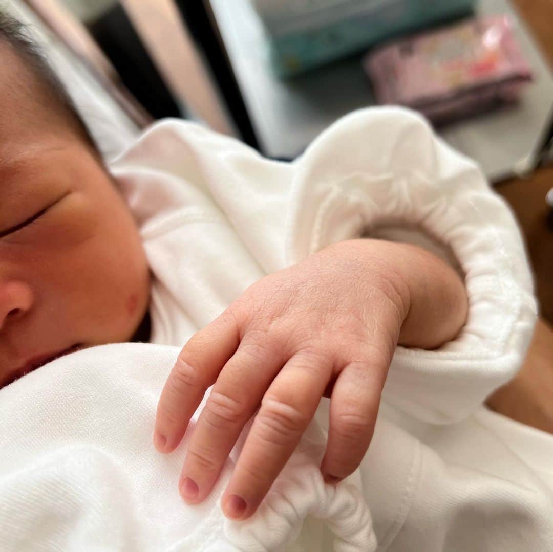 長嶺菜菜子さんのインスタグラム写真 - (長嶺菜菜子Instagram)「⁡ ⁡ はいさい🌿 沖縄のママスタグラムななこです𓇼 ⁡ #出産報告 🗣💬 ⁡ 第二子の女の子 "あおい" 2022年3月9日8:56帝王切開にて 誕生しました👶🏻 ⁡ サンキューの日で覚えやすいから この日を選んだ✌️ ⁡ 自然分娩なら今日3月23日 が予定日だったのね。 帝王切開で 2週間早く産んだから 少し小さめの2628g ⁡ ⁡ 新生児って こんなふわふわモフモフだったっけ〜 って抱っこするのに少し戸惑った😂 ⁡ まだどっち似てるかは分からないけど 毛の濃さは私ゆずりかな😂 ⁡ ⁡ ルイの時は緊急帝王切開だったから 心の準備ができぬまま タンタンと手術が進んで あっという間に生まれたけど ⁡ 今回は手術の前日入院をしたから 余計に緊張したのよね。 ⁡ ⁡ #帝王切開レポ #帝王切開術後レポ ⁡ をハイライトに残したから 気になる人は見てみて😁 ⁡ 術後2日目、痛みに耐えながら ベッドから起き上がる動画もあるよ。 ⁡ ハプニングありだから面白いはず🤣 （今となっては笑えるけどその時は必死w） ⁡ ⁡ 何はともあれ 何事もなく健康に生まれてきてくれたことが 本当にありがたい🕊 ͗ ͗〰︎︎♡ ⁡ ＿＿＿＿＿＿＿＿ #女の子ベビー #帝王切開出産 #新生児 #赤ちゃんのいる暮らし #沖縄子育て #沖縄子育て生活」3月23日 20時33分 - na7co0422