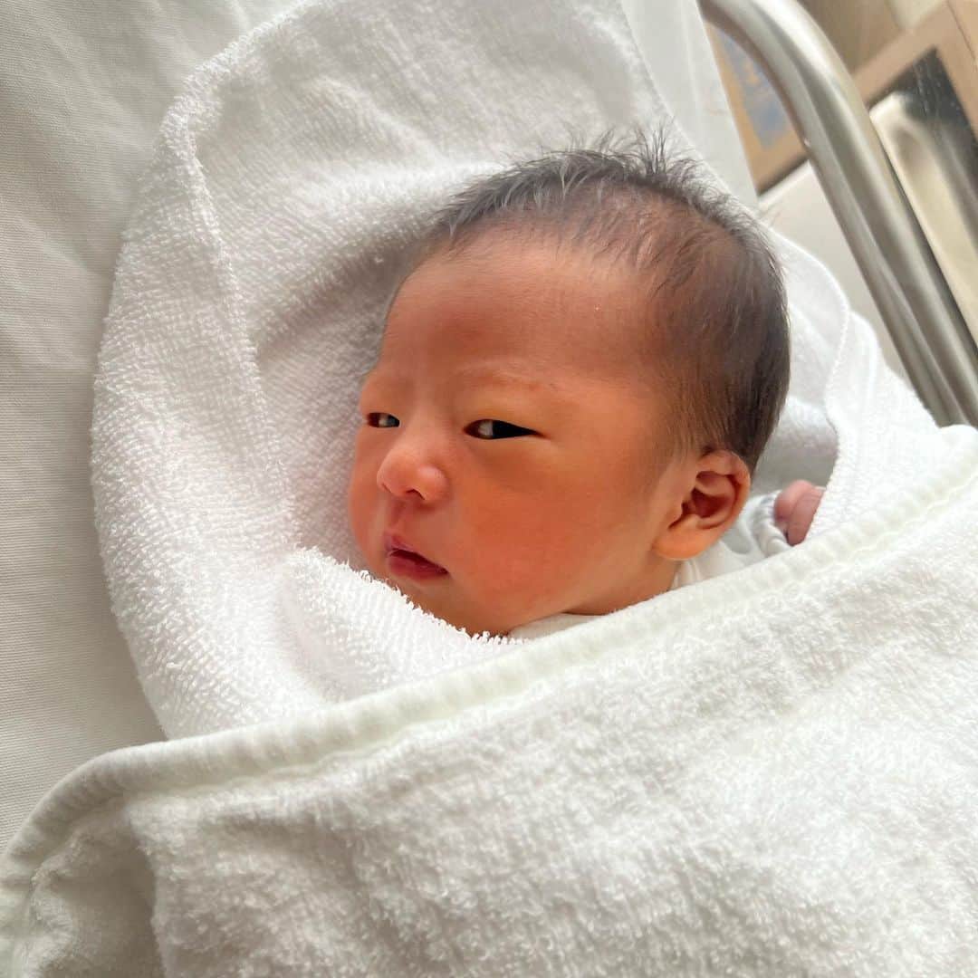 長嶺菜菜子さんのインスタグラム写真 - (長嶺菜菜子Instagram)「⁡ ⁡ はいさい🌿 沖縄のママスタグラムななこです𓇼 ⁡ #出産報告 🗣💬 ⁡ 第二子の女の子 "あおい" 2022年3月9日8:56帝王切開にて 誕生しました👶🏻 ⁡ サンキューの日で覚えやすいから この日を選んだ✌️ ⁡ 自然分娩なら今日3月23日 が予定日だったのね。 帝王切開で 2週間早く産んだから 少し小さめの2628g ⁡ ⁡ 新生児って こんなふわふわモフモフだったっけ〜 って抱っこするのに少し戸惑った😂 ⁡ まだどっち似てるかは分からないけど 毛の濃さは私ゆずりかな😂 ⁡ ⁡ ルイの時は緊急帝王切開だったから 心の準備ができぬまま タンタンと手術が進んで あっという間に生まれたけど ⁡ 今回は手術の前日入院をしたから 余計に緊張したのよね。 ⁡ ⁡ #帝王切開レポ #帝王切開術後レポ ⁡ をハイライトに残したから 気になる人は見てみて😁 ⁡ 術後2日目、痛みに耐えながら ベッドから起き上がる動画もあるよ。 ⁡ ハプニングありだから面白いはず🤣 （今となっては笑えるけどその時は必死w） ⁡ ⁡ 何はともあれ 何事もなく健康に生まれてきてくれたことが 本当にありがたい🕊 ͗ ͗〰︎︎♡ ⁡ ＿＿＿＿＿＿＿＿ #女の子ベビー #帝王切開出産 #新生児 #赤ちゃんのいる暮らし #沖縄子育て #沖縄子育て生活」3月23日 20時33分 - na7co0422