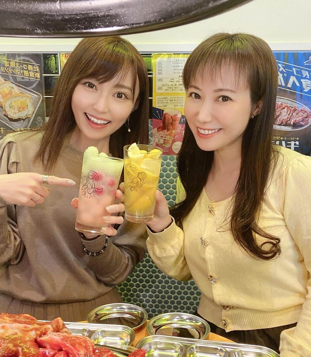 中川祐子さんのインスタグラム写真 - (中川祐子Instagram)「昨日は飲んじゃったなー💕😆 . お酒弱いから 滅多に飲まないんだけど、 あまりに楽しくて美味しくて つい😝笑 . 案の定、 一杯目の途中で すでにほろ酔い〜🤗 . 『レモホル酒場』高田馬場店が 本日リニューアルOpen‼️ということで ジュンちゃんと前日に開催された レセプションに行ってきたんです✨ . レモンの提灯と どこか懐かしさを感じるネオンライトが オシャレで可愛いー😍😍 居心地が良いから あっという間に時間が過ぎちゃう！ . まず頂いたのは 凍ったレモンとアイスの実が コップにいっぱい入ってくる 「夜遊びドリンク」😉❤️ . 各テーブルに レモンサワーのサーバーが備え付けられているから 好きな時に好きなだけ 継ぎ足せちゃうの🍋❣️ . これは飲めない私でも テンションあがっちゃうわー💕笑笑 . そしてもちろん 食べたのは大好きな焼肉ー😍😋 食べ放置で最高でした❣️ . 伝えたいこといっぱいあり過ぎて 書ききれないから、 お肉のことは また後日改めてアップしまーす✨ . @lemohoru.takada  レモホル酒場 高田馬場店 . #レモホル酒場  #レモホル酒場高田馬場店  #高田馬場グルメ  #レモンサワー #レモンサワー飲み放題  #夜遊びドリンク #アイスの実 #凍ったレモンがゴロゴロ  #飲み放題 #食べ放題 #備え付けサーバー #焼肉 #お肉大好き #肉好き女子 #高田馬場居酒屋 #オシャレな居酒屋 #可愛い店内 #楽しい時間 #ありがとうございました #happytime #happylifestyle  #goodfoodanddrinks」3月23日 20時39分 - nakagawa.yuko