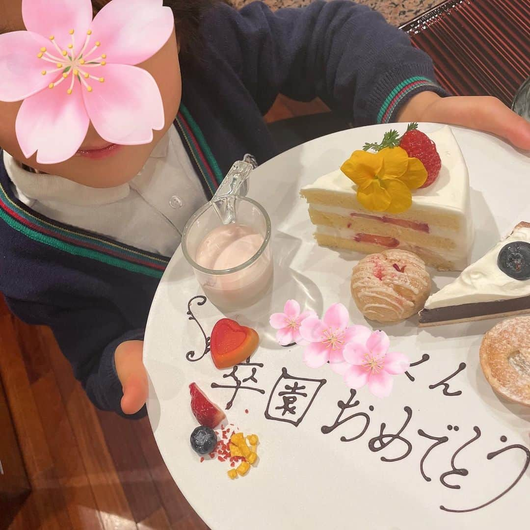 堀江直美さんのインスタグラム写真 - (堀江直美Instagram)「先日息子の卒園のお祝いでお食事へ🍽  そんな日もタンクセットボレロが活躍！ @hiand_official   子供達が大きくなるにつれこういう家族時間も貴重に✨そして会話も深くなって楽しい！ この日も娘が豆知識を発揮して面白すぎました🤣  沢山のお友達や先生に恵まれた園生活🌸コロナ禍の中、尽力してくださった先生方には感謝の気持ちでいっぱいです🙏  振り返っても幼稚園の3年間の成長は著しく素晴らしいものでした👦🏻  小学校生活では息子の少し後ろで私も子離れしながら成長を見守ろうと思います🕊  #hiand#ハイアンド#ケリー#hermes#manoloblahnik #マノロ#dior#ディオール#子育て記録#子育て#卒園祝い#sansakaepetit#sansake#kidsfashion#キッズコーデ#姉弟コーデ#親子コーデ#親子リンク#Family#家族#家族時間#女の子ママ#男の子ママ#8歳女の子 #6歳男の子#2歳差育児#familyphoto#家族写真#ポールスミス#hnbfashion」3月23日 20時54分 - naomiiiiiiiiiiii