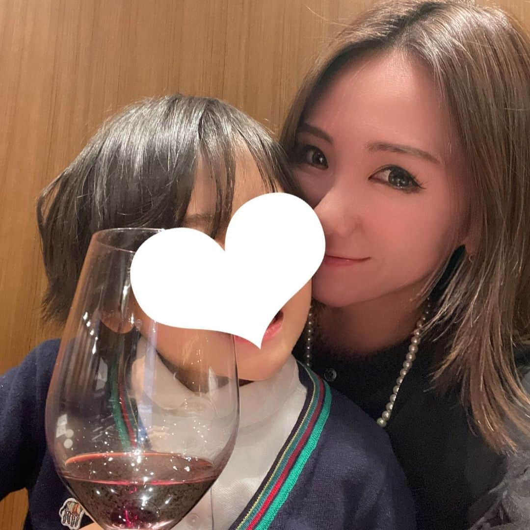 堀江直美さんのインスタグラム写真 - (堀江直美Instagram)「先日息子の卒園のお祝いでお食事へ🍽  そんな日もタンクセットボレロが活躍！ @hiand_official   子供達が大きくなるにつれこういう家族時間も貴重に✨そして会話も深くなって楽しい！ この日も娘が豆知識を発揮して面白すぎました🤣  沢山のお友達や先生に恵まれた園生活🌸コロナ禍の中、尽力してくださった先生方には感謝の気持ちでいっぱいです🙏  振り返っても幼稚園の3年間の成長は著しく素晴らしいものでした👦🏻  小学校生活では息子の少し後ろで私も子離れしながら成長を見守ろうと思います🕊  #hiand#ハイアンド#ケリー#hermes#manoloblahnik #マノロ#dior#ディオール#子育て記録#子育て#卒園祝い#sansakaepetit#sansake#kidsfashion#キッズコーデ#姉弟コーデ#親子コーデ#親子リンク#Family#家族#家族時間#女の子ママ#男の子ママ#8歳女の子 #6歳男の子#2歳差育児#familyphoto#家族写真#ポールスミス#hnbfashion」3月23日 20時54分 - naomiiiiiiiiiiii