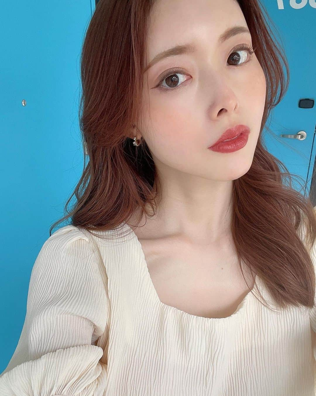 松田唯花さんのインスタグラム写真 - (松田唯花Instagram)「春のベージュブラウンメイク💄 ハネ上げラインにして、いつもよりちょっと強めに。 チーク以外は全部新作です✨  ☑︎アイシャドウ #BIDOL  #THEアイパレ 104  #本能のヌードベージュ （3/30発売・限定色）  ☑︎アイライナー BIDOL  #イージーeyeライナー 01  #抜け感ブラック （4/27発売）  ☑︎リップ #RMK #ザリップカラー 05  ☑︎チーク #キャンメイク #グロウフルールチークス 15  RMKの新作リップは大好きすぎて6色持っています💄 ツヤすぎずマットすぎずな生っぽい質感が良い。  一つずつ紹介したいから、ブログにメイクの詳細を書きたいな…！  トップスは @resexxy_official の新作、バックリボンぺプラムブラウス🎀 背中が開いているのがちょっとセクシーで可愛い☺️ スクエアネックでデコルテを出せて、ぺプラムデザインでウエストがキュッとして華奢に見えるから、これ1枚でフェミニンな印象に💜 デニム合わせでカジュアルダウンさせて着るのがおすすめ👖  #ゆいコス * #canmake #resexxsy #8hotel #8hotelchigasaki  #春メイク #春新作コスメ #ブラウンメイク #ベージュメイク #プチプラコスメ #新作コスメ #リゼクシー #8ホテル #茅ヶ崎 #ビーアイドル @rmkofficial @bidol_official @canmaketokyo @8hotel_chigasaki」3月23日 21時00分 - yuika_matsuda.official