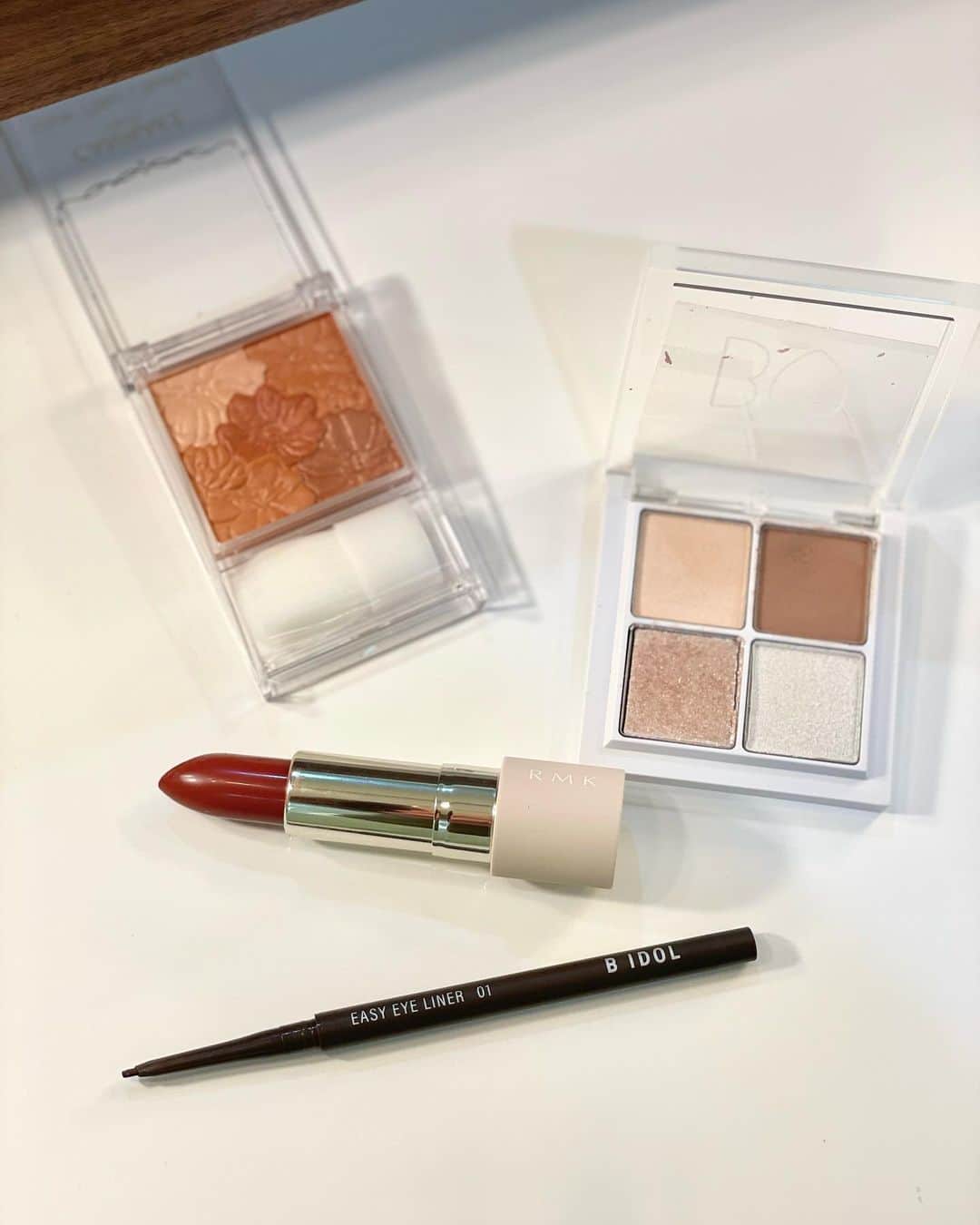 松田唯花さんのインスタグラム写真 - (松田唯花Instagram)「春のベージュブラウンメイク💄 ハネ上げラインにして、いつもよりちょっと強めに。 チーク以外は全部新作です✨  ☑︎アイシャドウ #BIDOL  #THEアイパレ 104  #本能のヌードベージュ （3/30発売・限定色）  ☑︎アイライナー BIDOL  #イージーeyeライナー 01  #抜け感ブラック （4/27発売）  ☑︎リップ #RMK #ザリップカラー 05  ☑︎チーク #キャンメイク #グロウフルールチークス 15  RMKの新作リップは大好きすぎて6色持っています💄 ツヤすぎずマットすぎずな生っぽい質感が良い。  一つずつ紹介したいから、ブログにメイクの詳細を書きたいな…！  トップスは @resexxy_official の新作、バックリボンぺプラムブラウス🎀 背中が開いているのがちょっとセクシーで可愛い☺️ スクエアネックでデコルテを出せて、ぺプラムデザインでウエストがキュッとして華奢に見えるから、これ1枚でフェミニンな印象に💜 デニム合わせでカジュアルダウンさせて着るのがおすすめ👖  #ゆいコス * #canmake #resexxsy #8hotel #8hotelchigasaki  #春メイク #春新作コスメ #ブラウンメイク #ベージュメイク #プチプラコスメ #新作コスメ #リゼクシー #8ホテル #茅ヶ崎 #ビーアイドル @rmkofficial @bidol_official @canmaketokyo @8hotel_chigasaki」3月23日 21時00分 - yuika_matsuda.official