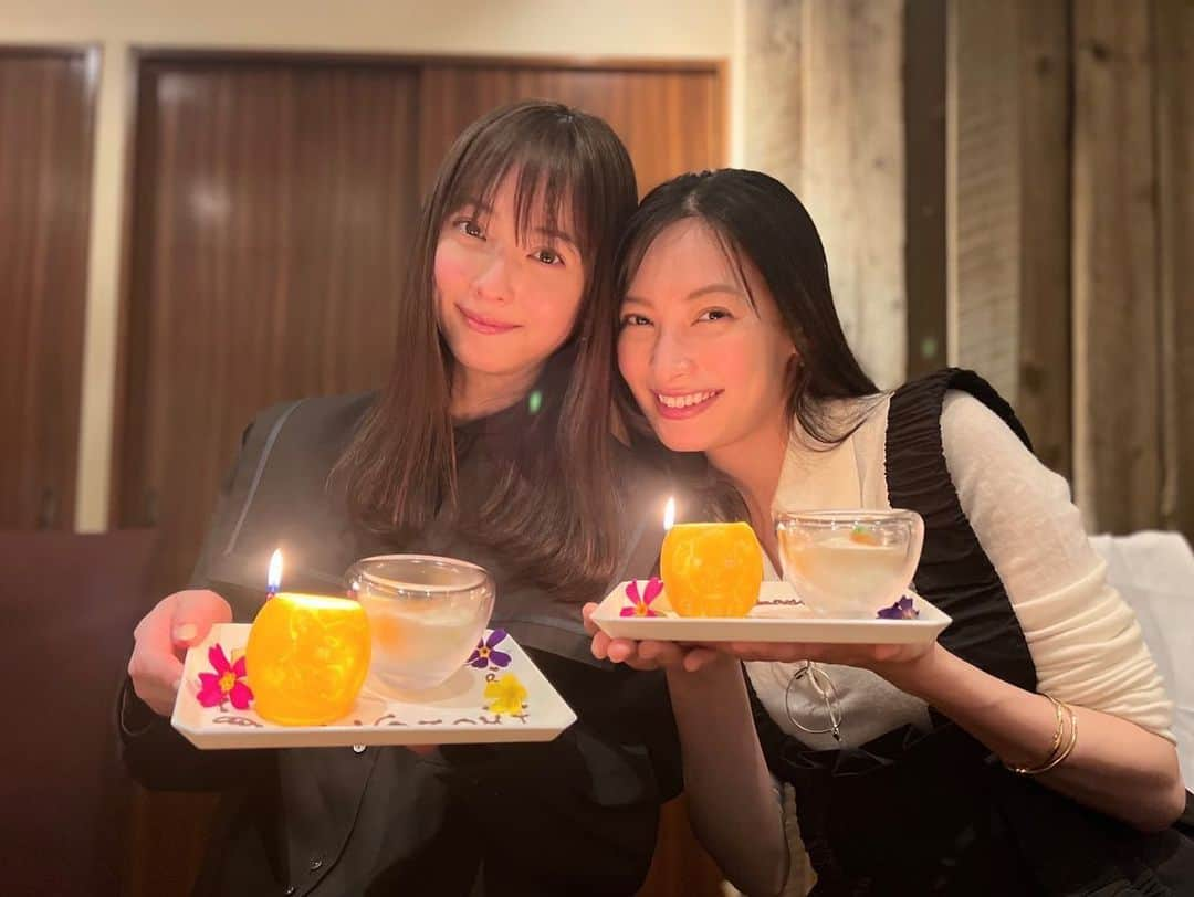 大政絢さんのインスタグラム写真 - (大政絢Instagram)「誕生日が近いわたしたち。 お互い欲しいものをお揃いで買うのが昔からの楽しみ☺️ アクセサリーを買うことが多いのですが今年はTiffanyのバイザヤードブレスレット✨自分達の持っているブレスレットに合う華奢なものが欲しいねと話し… 最近は毎日つけています！ 久しぶりにのんちゃんと📸」3月23日 22時01分 - aya_omasa_official