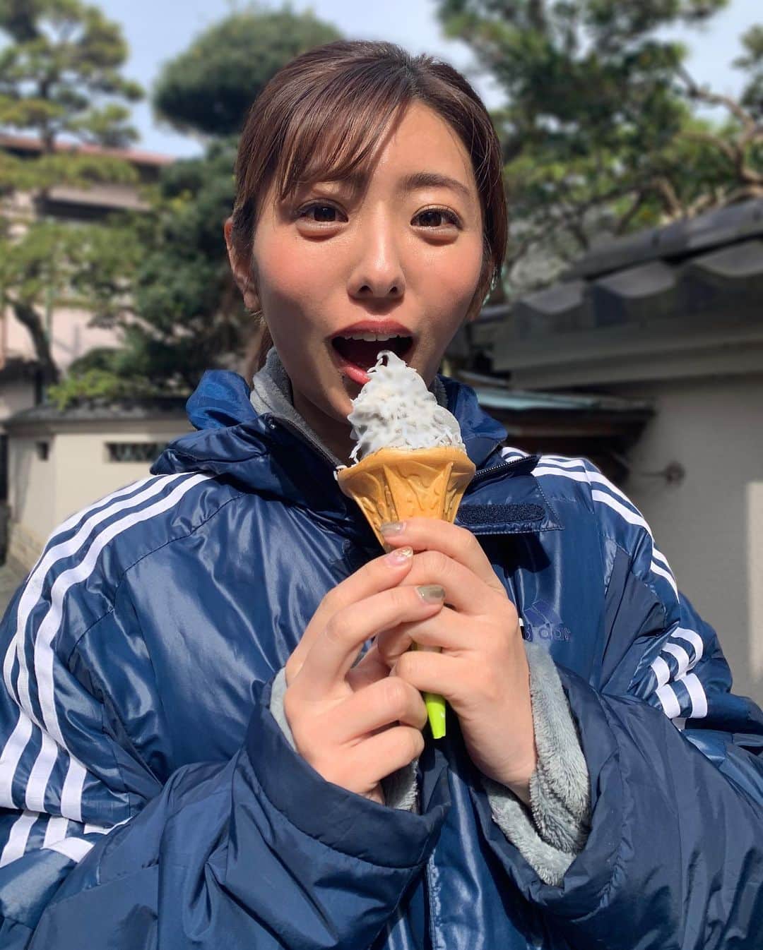 白戸ゆめのさんのインスタグラム写真 - (白戸ゆめのInstagram)「🍦 . しらすソフト😳！！ きょうは撮影で外ロケでした✨ . 雨女を長年してきた白戸ですが 晴れて欲しい時に日差しが差し込んで 青空も広がりました😭😭 今年は晴れ女を名乗らせて頂きます🌈笑 . また告知させてください〜💓 . #しらすソフト #ミルク味 #オンザしらす でした #多分 #撮影 #ロケ #食べ歩き #江ノ島 #青春」3月23日 22時07分 - yumeno.s_