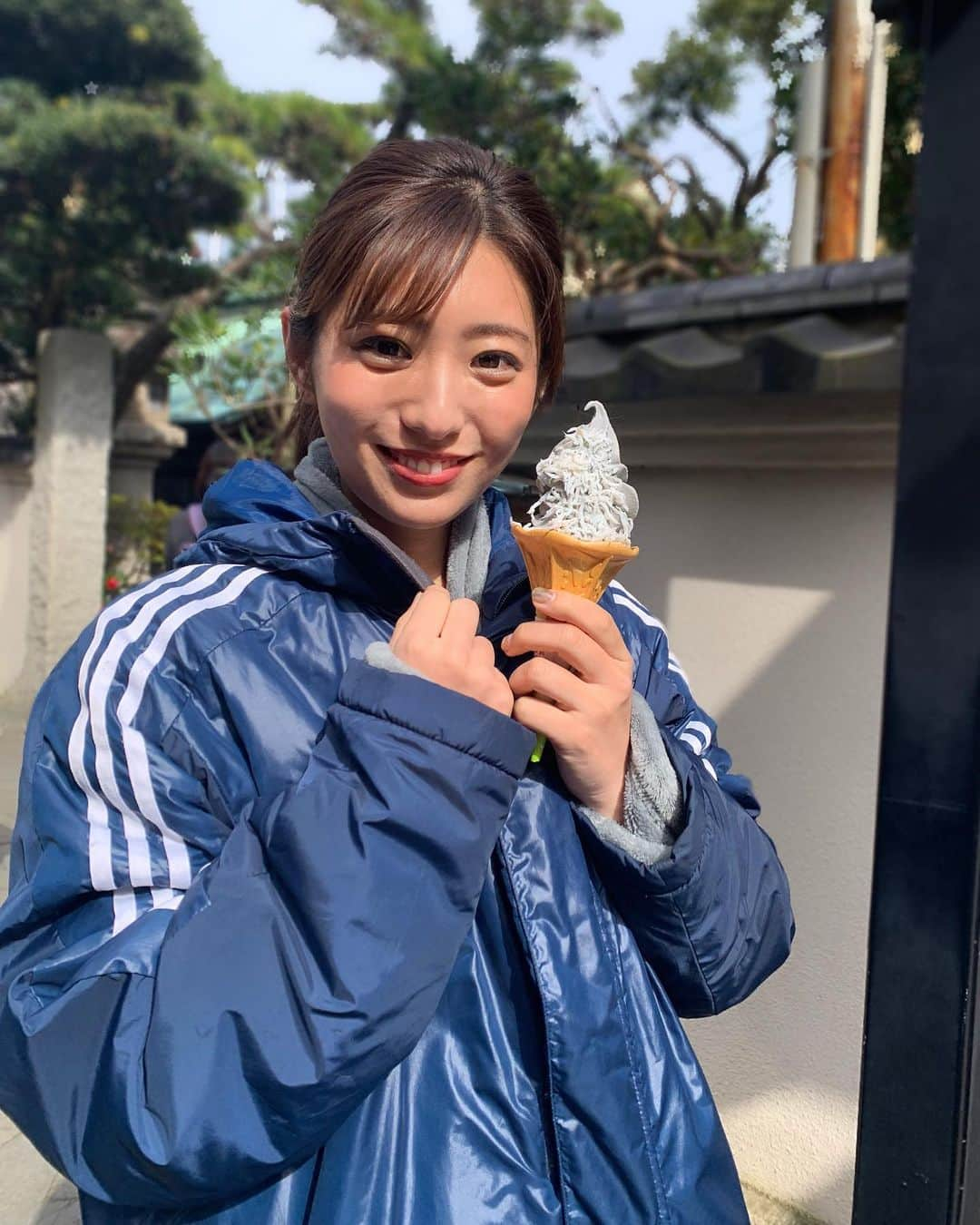 白戸ゆめのさんのインスタグラム写真 - (白戸ゆめのInstagram)「🍦 . しらすソフト😳！！ きょうは撮影で外ロケでした✨ . 雨女を長年してきた白戸ですが 晴れて欲しい時に日差しが差し込んで 青空も広がりました😭😭 今年は晴れ女を名乗らせて頂きます🌈笑 . また告知させてください〜💓 . #しらすソフト #ミルク味 #オンザしらす でした #多分 #撮影 #ロケ #食べ歩き #江ノ島 #青春」3月23日 22時07分 - yumeno.s_