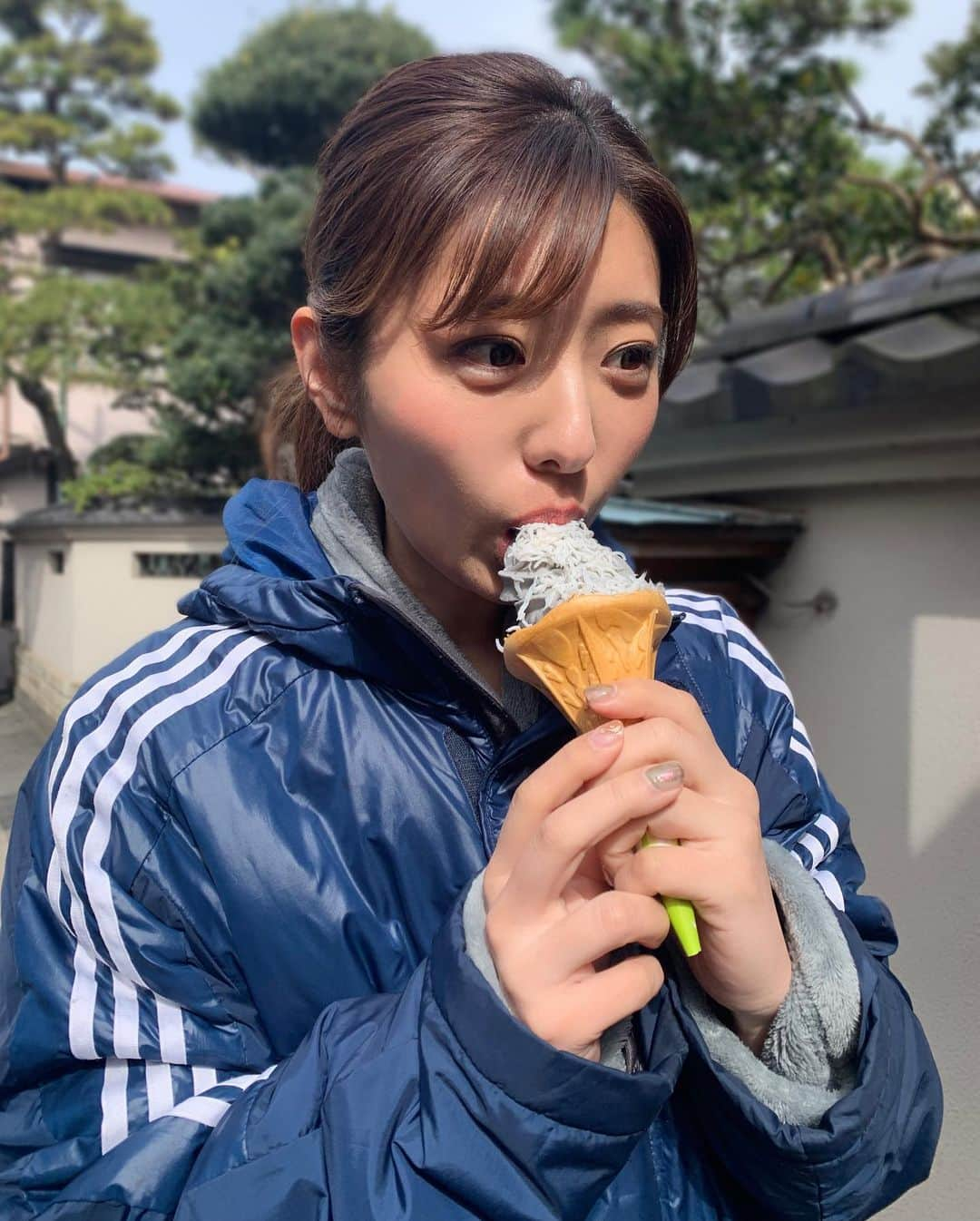 白戸ゆめのさんのインスタグラム写真 - (白戸ゆめのInstagram)「🍦 . しらすソフト😳！！ きょうは撮影で外ロケでした✨ . 雨女を長年してきた白戸ですが 晴れて欲しい時に日差しが差し込んで 青空も広がりました😭😭 今年は晴れ女を名乗らせて頂きます🌈笑 . また告知させてください〜💓 . #しらすソフト #ミルク味 #オンザしらす でした #多分 #撮影 #ロケ #食べ歩き #江ノ島 #青春」3月23日 22時07分 - yumeno.s_