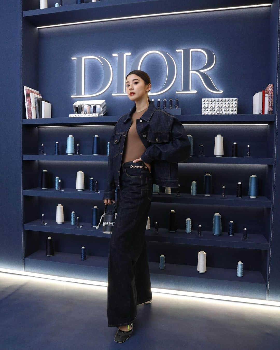 朝比奈彩さんのインスタグラム写真 - (朝比奈彩Instagram)「. . DIOR ADDICT  . ディオール アディクト リップスティックが 4月8日から全国発売します💓 32色展開で私がつけているのは、 8番の「ブリックレッド」💄です。 .  メゾン ディオールのファッション コードから 着想を得たクチュール リップスティック ケース がとにかく可愛い🥺 .  一日中うるおってツヤと輝きが、 あふれる仕上がりとなります💋 24時間持続する保湿効果、 気になる方はぜひ試してみてください！＾＾ . @diorbeauty  @dior  . #DIORADDICT #ディオールアディクト #ディオールアディクトショールーム」3月23日 22時49分 - asahina_aya