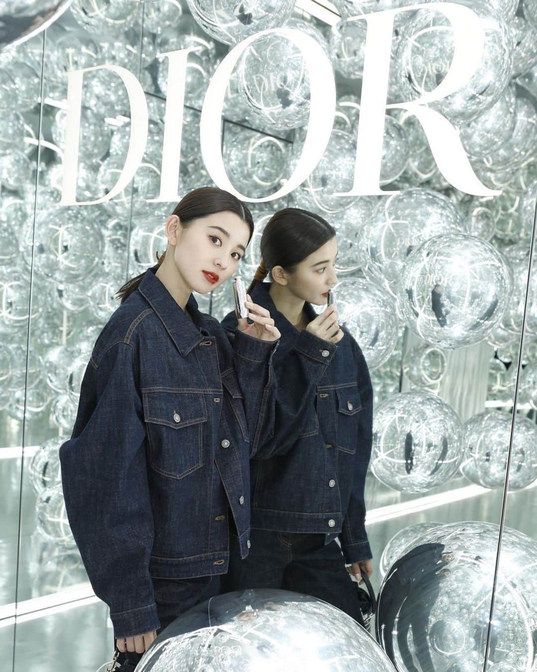 朝比奈彩さんのインスタグラム写真 - (朝比奈彩Instagram)「. . DIOR ADDICT  . ディオール アディクト リップスティックが 4月8日から全国発売します💓 32色展開で私がつけているのは、 8番の「ブリックレッド」💄です。 .  メゾン ディオールのファッション コードから 着想を得たクチュール リップスティック ケース がとにかく可愛い🥺 .  一日中うるおってツヤと輝きが、 あふれる仕上がりとなります💋 24時間持続する保湿効果、 気になる方はぜひ試してみてください！＾＾ . @diorbeauty  @dior  . #DIORADDICT #ディオールアディクト #ディオールアディクトショールーム」3月23日 22時49分 - asahina_aya