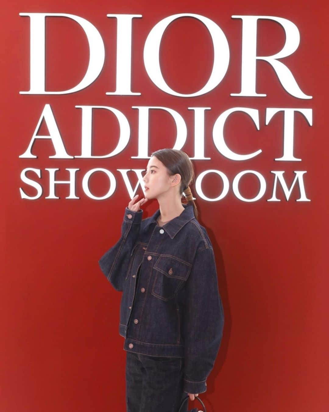 朝比奈彩さんのインスタグラム写真 - (朝比奈彩Instagram)「. . DIOR ADDICT  . ディオール アディクト リップスティックが 4月8日から全国発売します💓 32色展開で私がつけているのは、 8番の「ブリックレッド」💄です。 .  メゾン ディオールのファッション コードから 着想を得たクチュール リップスティック ケース がとにかく可愛い🥺 .  一日中うるおってツヤと輝きが、 あふれる仕上がりとなります💋 24時間持続する保湿効果、 気になる方はぜひ試してみてください！＾＾ . @diorbeauty  @dior  . #DIORADDICT #ディオールアディクト #ディオールアディクトショールーム」3月23日 22時49分 - asahina_aya