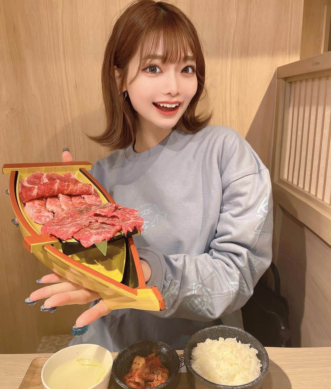 米倉みゆさんのインスタグラム写真 - (米倉みゆInstagram)「お肉の舟盛りぃ～？！？🚢💨 · めぐとど平日の昼間っから焼肉ランチいってきた～🍖 安いし美味しいし、自分の好きなお肉の種類選べるからいいねー！ (油ノリノリのカルビ胃もたれするから赤みばっか食べたい人) · 三田、田町駅からめっちゃ近いよお おひとり様のサラリーマン多かった！ · ·  · · · · ·  #もぐもぐする米倉 #三田駅 #田町駅 #三田ランチ #三田グルメ #田町グルメ #田町ランチ #焼肉ランチ #一人焼肉 #焼肉デート  #焼肉定食キンニクヤ #キンニクヤ #ハンバーグ定食 #田町焼肉 #田町グルメ #コスパ最高 #グルメ女子 #グルメスタグラム #美味しいお店 #女子会 #kry #ロンt #外ハネボブ #ボブアレンジ #ショートヘア #yakiniku #lunch #yummy #gourmet #tokyo #japan PR」3月23日 23時42分 - yone__miyu630