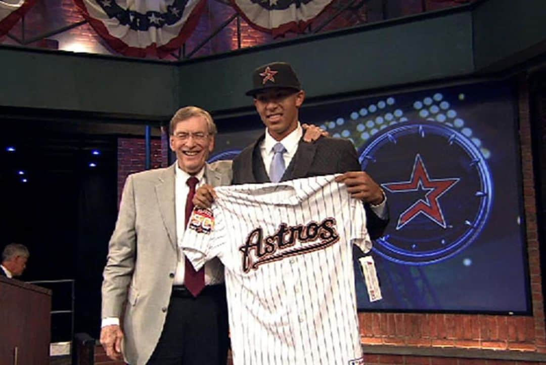 カルロス・コレアさんのインスタグラム写真 - (カルロス・コレアInstagram)「Thank you Houston.   Thank you to the Astros organization for the great moments in the past 10 years.  Thank you to the fans for embracing me as one of your own. From a 17 year old boy to a 27 year old father you’ve seen me grow, and you’ve shown me your love and support ❤️  Thank you to my former teammates for making me the player and person I am today. We will always be family.   Now it’s time to say goodbye but the memories will live on forever 🙏🏽   Love you H-Town 🧡  Minnesota let’s get to work. My family and I are excited for this new chapter. Looking forward to seeing you all at Target Field 👊🏽」3月24日 7時16分 - teamcjcorrea