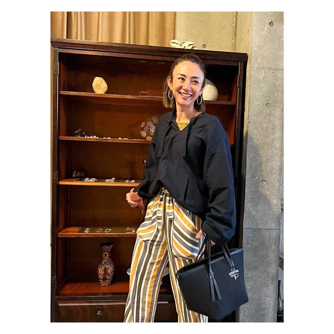 土井地恵理子さんのインスタグラム写真 - (土井地恵理子Instagram)「・ 先日の @city.coffee.setagaya でのフリマは 久々に仲良しのみんなと1日を共にして楽しかった◡̈ 春だし、マンボウあけたし 人に会える時は会いたいと思った1日でした。 人とのエネルギー交換て大事だな。  この日持ってたのは フリマでも一緒だった @izumisudo がデザインしてくれた刺繍を入れたtote 一時期とてもよく見てた111という数字 それってエンジェルナンバーといって 何かのメッセージとも言われる。 111の意味、INTUITION 直感 とても大切なことな気がして バッグに入れ込みました。  いずみちゃんに相談した時 ちょうど彼女111をよく見ていた時期で 引き寄せたなーと思った！  昨日から開催中の伊勢丹POPUPにて 発売してます。 是非見てみてください🙏🏼 とても愛着があるアイテムになりました✨  #hvfn #伊勢丹新宿店　#popup #bag #coordinate thank you! @izumisudo.design」3月24日 8時17分 - ericodoiji