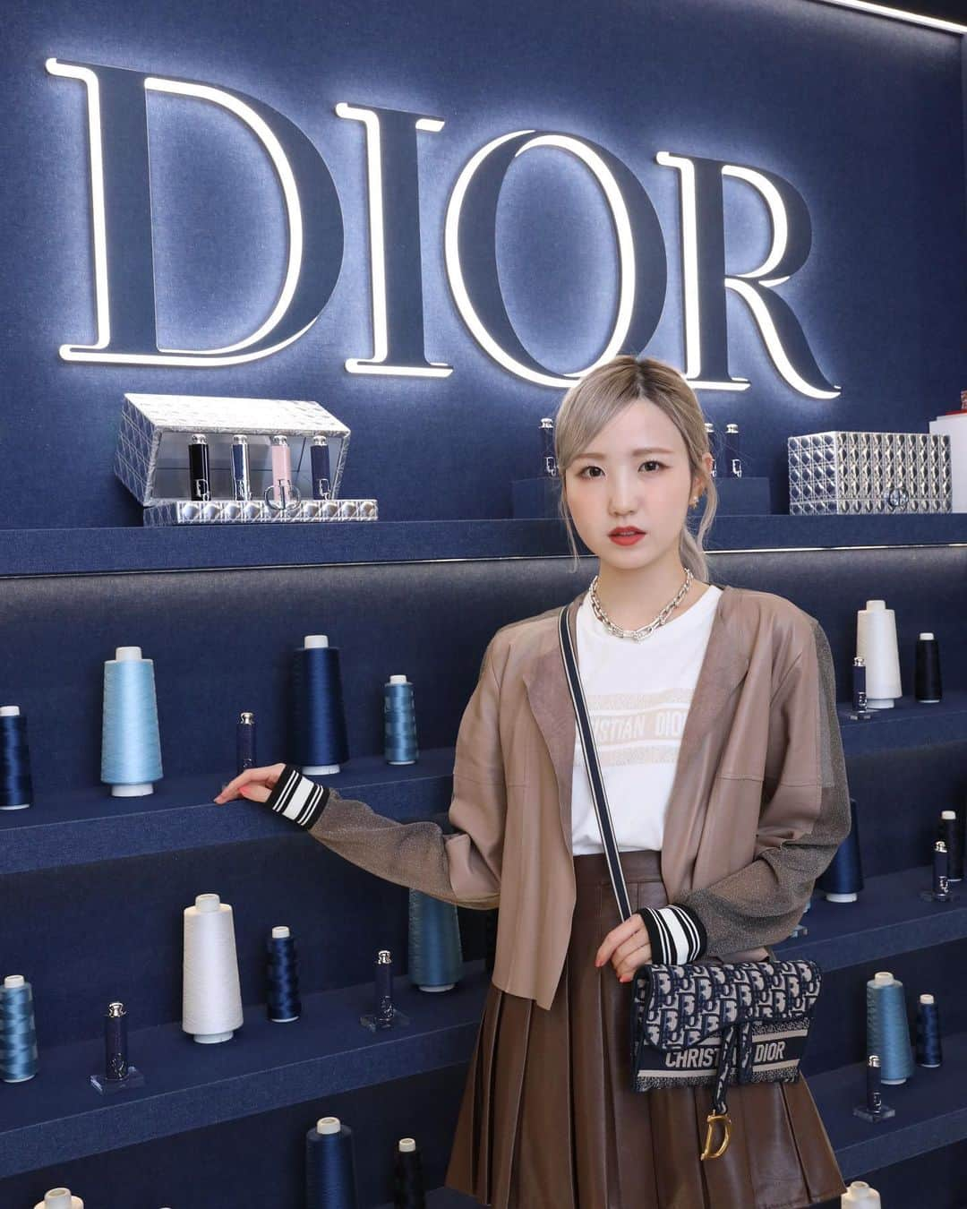 本田仁美さんのインスタグラム写真 - (本田仁美Instagram)「.  DIOR ADDICT SHOW ROOM  この春新たに生まれ変わる 【ディオール アディクト リップスティック】  トレンド感のある32色のシェードに メゾンディオールのファッションコードから インスピレーションを得たクチュールケース🪞 私はデニムがお気に入り👖✨  なめらかなつけ心地で ツヤと輝きをキープしてくれます💄  @DIORBEAUTY #DIORADDICT #ディオールアディクト #ディオールアディクトショールーム」3月24日 13時08分 - 10_hitomi_06