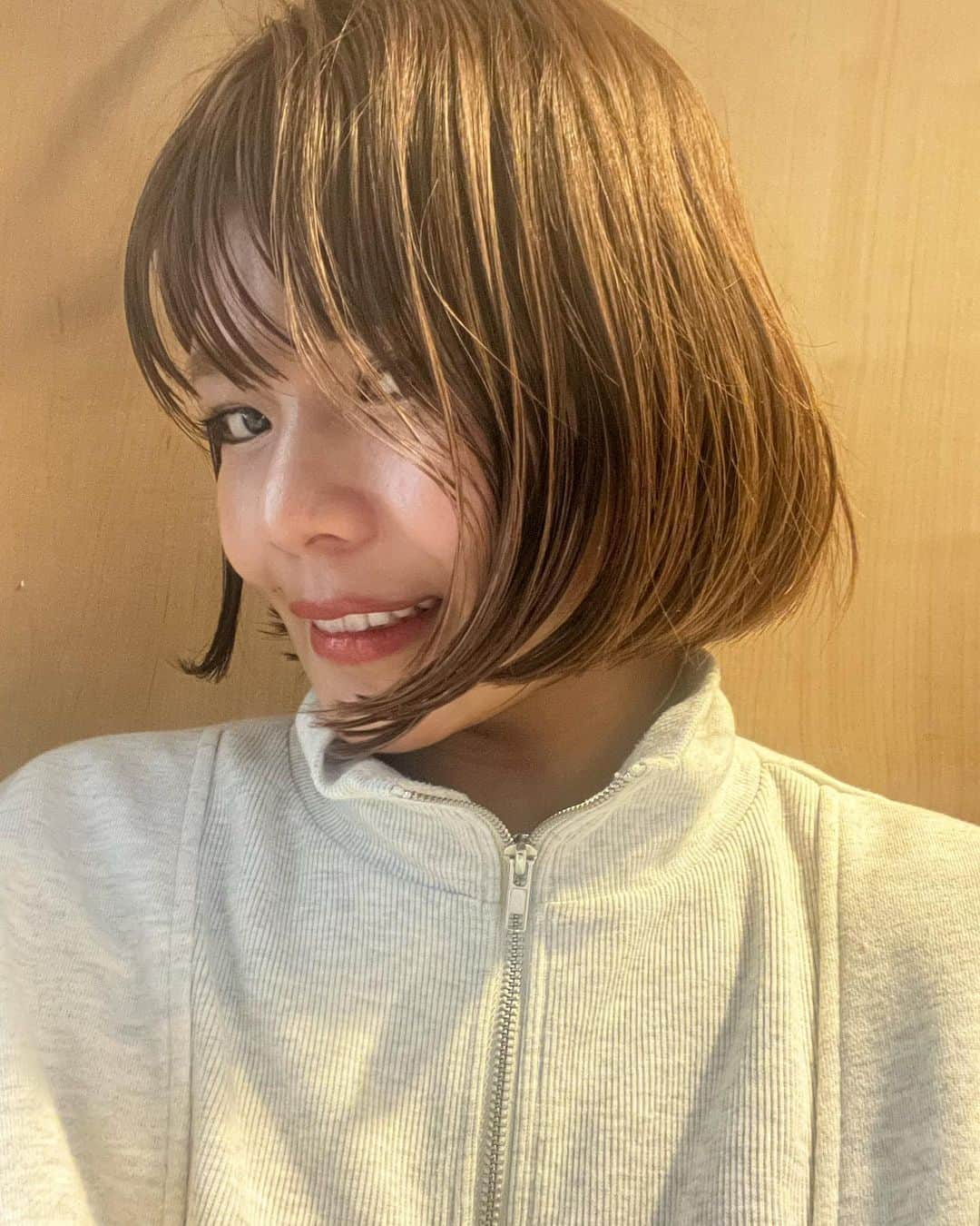 クロさんのインスタグラム写真 - (クロInstagram)「New Hair Style ✂︎  この角度、私の🧄鼻が、とても高く見える奇跡の角度、見つけました🌛春ですね。  @relaxx_hair_make が新しく、 RELAXX and coffee @relaxxandcoffee として代々木上原徒歩15歩のところに移転しました〜👏🏽👏🏽👏🏽 代表 @yuyatoyama さんからたくさん話は聞いていたので、テイクアウトカフェ併設の美容院✂︎∗ ︎*ﾟ  ができたこと、夢を成し遂げたこと… 感無量すぎました！！！ おめでとうございます🥺👏🏽👏🏽  あのオシャレタウン代々木上原に！ しかも駅近すぎ。 すごいよーーー😭👏🏽👏🏽👏🏽  私はというと 心機一転と、春ということもあって、ブリーチなしのピンクカラーに髪の毛も挑戦✌︎✧*。 今の若い子って本当オシャレにブリーチしてピンクにしてるからすんごいよね。 一見全くピンクには見えないかと思いますが、遠山さん的にもブリーチしないピンクでさらにおさえめにしてくれたとのこと。  髪の毛はギリ結べる長さのボブ♫ （実際ちょっと前の方は出ちゃうおくれ毛として） 短いのやっぱり好きだなぁ… バッサリショートは、完全にマダムになると思ったのと、桃の大反対でやめました🍑∗ ︎*ﾟ   ホットペッパービューティーのクーポンで「クロのブログ見た！」で全メニュー30%OFFになります♩ 良ければつかってみてくださーい！！！！ 詳しくはブログにも書いてます✍🏽✍🏽✍🏽 （アメブロも見てね、お願い、ほんと見て）  #ピンクカラー  #メッシュカラー  #ボブヘアー  #ボブヘアアレンジ #外国人風ハイライト #外国人風カラー #haircolor #ヘアカラー #リラックス #青山サロン #表参道サロン #表参道美容院 #青山美容院 #relaxx #リラックス #遠山雄也 #ダークカラー #大人ボブ #ミディアムヘアー #アットホームサロン #子連れOKサロン #個室あり #子連れサロン東京 #新米主婦 #新米ママ #ママヘア #instagood #instalike #babygirl #mamagirl #クロリサ的ヘア」3月24日 14時04分 - kuro_risa