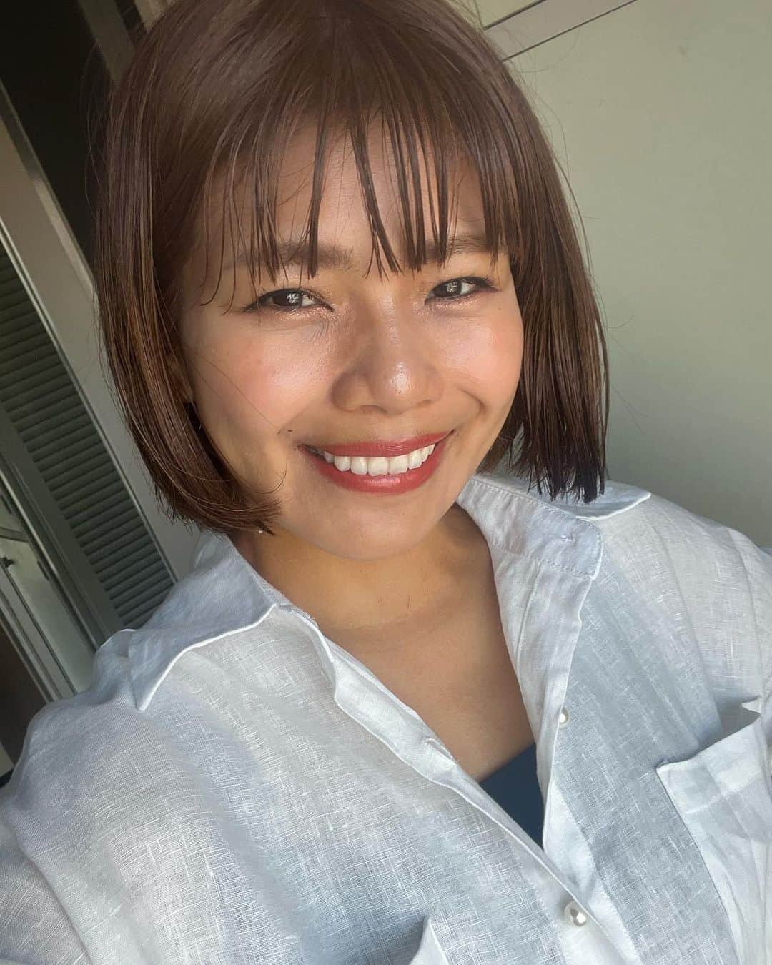 クロさんのインスタグラム写真 - (クロInstagram)「New Hair Style ✂︎  この角度、私の🧄鼻が、とても高く見える奇跡の角度、見つけました🌛春ですね。  @relaxx_hair_make が新しく、 RELAXX and coffee @relaxxandcoffee として代々木上原徒歩15歩のところに移転しました〜👏🏽👏🏽👏🏽 代表 @yuyatoyama さんからたくさん話は聞いていたので、テイクアウトカフェ併設の美容院✂︎∗ ︎*ﾟ  ができたこと、夢を成し遂げたこと… 感無量すぎました！！！ おめでとうございます🥺👏🏽👏🏽  あのオシャレタウン代々木上原に！ しかも駅近すぎ。 すごいよーーー😭👏🏽👏🏽👏🏽  私はというと 心機一転と、春ということもあって、ブリーチなしのピンクカラーに髪の毛も挑戦✌︎✧*。 今の若い子って本当オシャレにブリーチしてピンクにしてるからすんごいよね。 一見全くピンクには見えないかと思いますが、遠山さん的にもブリーチしないピンクでさらにおさえめにしてくれたとのこと。  髪の毛はギリ結べる長さのボブ♫ （実際ちょっと前の方は出ちゃうおくれ毛として） 短いのやっぱり好きだなぁ… バッサリショートは、完全にマダムになると思ったのと、桃の大反対でやめました🍑∗ ︎*ﾟ   ホットペッパービューティーのクーポンで「クロのブログ見た！」で全メニュー30%OFFになります♩ 良ければつかってみてくださーい！！！！ 詳しくはブログにも書いてます✍🏽✍🏽✍🏽 （アメブロも見てね、お願い、ほんと見て）  #ピンクカラー  #メッシュカラー  #ボブヘアー  #ボブヘアアレンジ #外国人風ハイライト #外国人風カラー #haircolor #ヘアカラー #リラックス #青山サロン #表参道サロン #表参道美容院 #青山美容院 #relaxx #リラックス #遠山雄也 #ダークカラー #大人ボブ #ミディアムヘアー #アットホームサロン #子連れOKサロン #個室あり #子連れサロン東京 #新米主婦 #新米ママ #ママヘア #instagood #instalike #babygirl #mamagirl #クロリサ的ヘア」3月24日 14時04分 - kuro_risa