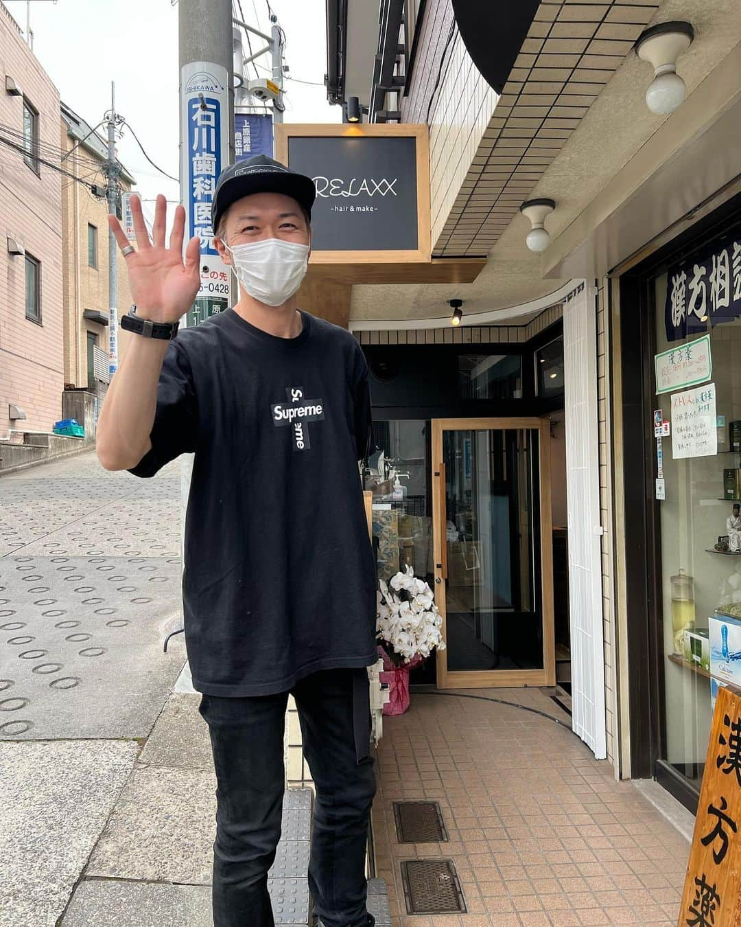 クロさんのインスタグラム写真 - (クロInstagram)「New Hair Style ✂︎  この角度、私の🧄鼻が、とても高く見える奇跡の角度、見つけました🌛春ですね。  @relaxx_hair_make が新しく、 RELAXX and coffee @relaxxandcoffee として代々木上原徒歩15歩のところに移転しました〜👏🏽👏🏽👏🏽 代表 @yuyatoyama さんからたくさん話は聞いていたので、テイクアウトカフェ併設の美容院✂︎∗ ︎*ﾟ  ができたこと、夢を成し遂げたこと… 感無量すぎました！！！ おめでとうございます🥺👏🏽👏🏽  あのオシャレタウン代々木上原に！ しかも駅近すぎ。 すごいよーーー😭👏🏽👏🏽👏🏽  私はというと 心機一転と、春ということもあって、ブリーチなしのピンクカラーに髪の毛も挑戦✌︎✧*。 今の若い子って本当オシャレにブリーチしてピンクにしてるからすんごいよね。 一見全くピンクには見えないかと思いますが、遠山さん的にもブリーチしないピンクでさらにおさえめにしてくれたとのこと。  髪の毛はギリ結べる長さのボブ♫ （実際ちょっと前の方は出ちゃうおくれ毛として） 短いのやっぱり好きだなぁ… バッサリショートは、完全にマダムになると思ったのと、桃の大反対でやめました🍑∗ ︎*ﾟ   ホットペッパービューティーのクーポンで「クロのブログ見た！」で全メニュー30%OFFになります♩ 良ければつかってみてくださーい！！！！ 詳しくはブログにも書いてます✍🏽✍🏽✍🏽 （アメブロも見てね、お願い、ほんと見て）  #ピンクカラー  #メッシュカラー  #ボブヘアー  #ボブヘアアレンジ #外国人風ハイライト #外国人風カラー #haircolor #ヘアカラー #リラックス #青山サロン #表参道サロン #表参道美容院 #青山美容院 #relaxx #リラックス #遠山雄也 #ダークカラー #大人ボブ #ミディアムヘアー #アットホームサロン #子連れOKサロン #個室あり #子連れサロン東京 #新米主婦 #新米ママ #ママヘア #instagood #instalike #babygirl #mamagirl #クロリサ的ヘア」3月24日 14時04分 - kuro_risa