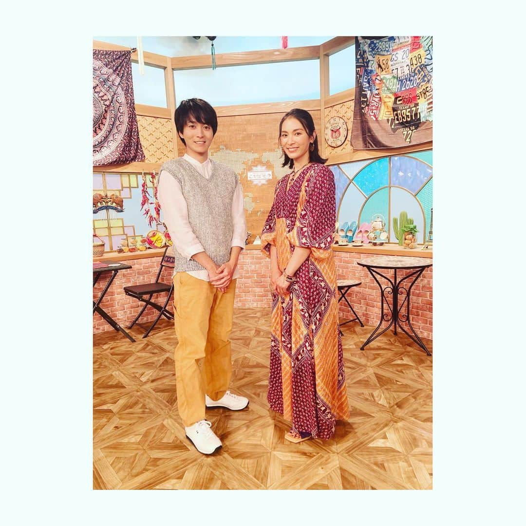 秋元才加さんのインスタグラム写真 - (秋元才加Instagram)「皆さん、ごきげんよう🙋‍♀️ 『NHK高校講座・歴史総合』がNHK Eテレにて、4月4日から隔週水曜日午前10:00〜放送になります。  私が多国籍レストランのオーナーに扮し、お店の常連、牧田習君と共にお届け致します。  まさか、歴史に疎かった私が今年は歴史づいている！  歴史の点と点が線になって繋がっていく、不思議で面白い感覚を、皆さんと沢山共有出来たらと思っています。 私達と一緒に1年間、楽しく学んでいきましょうね📖✨」3月24日 16時02分 - areasayaka