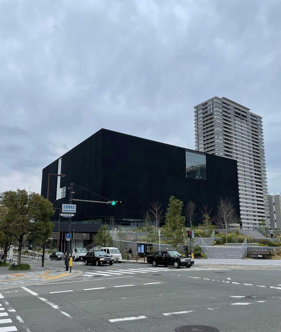 田中美里さんのインスタグラム写真 - (田中美里Instagram)「大好きな人たちとご一緒できた大阪でのお仕事が終わり、最近新しく出来た大阪中之島美術館へ。  今は展示準備中で残念だったけど、素敵な建物で充分楽しむ事ができました。  #大阪 #大阪中之島美術館  #2枚目の写真がお気に入り  撮影時のみマスクを外しています。」3月24日 16時05分 - misatotanaka77