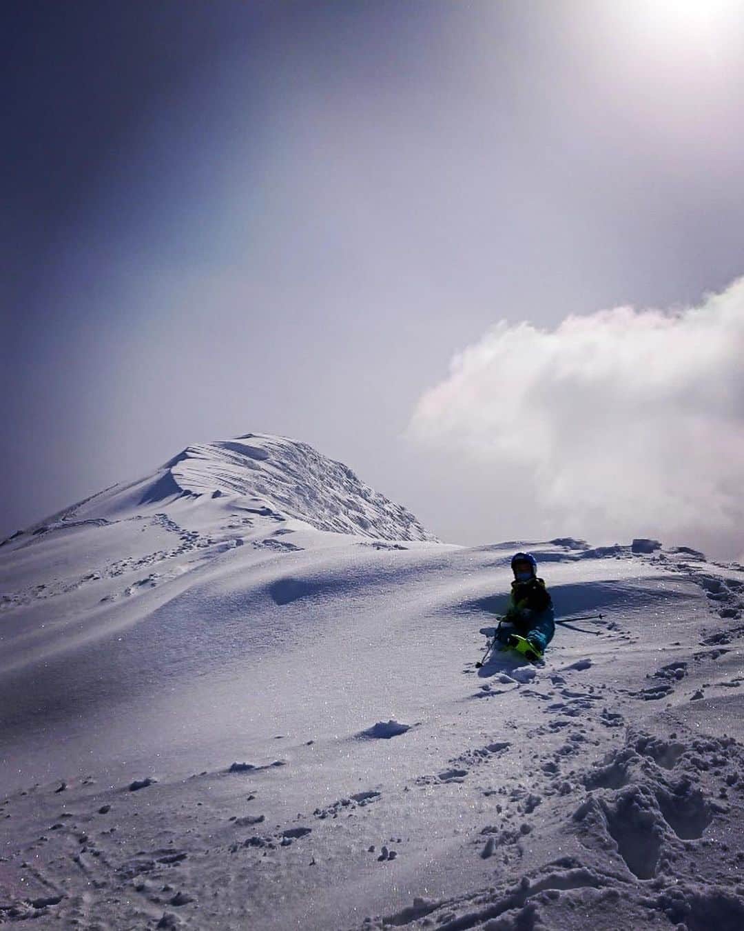 中島静佳さんのインスタグラム写真 - (中島静佳Instagram)「今シーズン最後のスキーはニセコです。山頂まで板を担いで登りました。新雪スキーを堪能♫ 北海道最高です！」3月24日 16時12分 - shizuka617nakajima