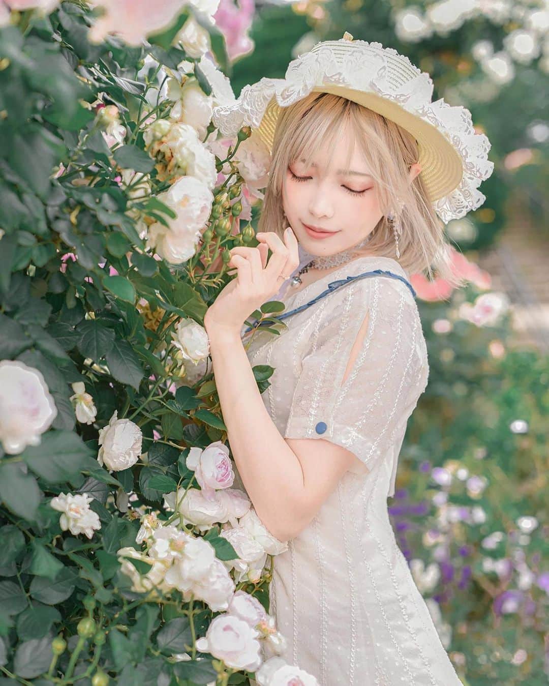 Elyさんのインスタグラム写真 - (ElyInstagram)「𝓡𝓸𝓼𝓮🌹 Pray all the loved people live together peacefully and happily. 🎁Full photo set(21p) will be sent to all Patreסn subscriber in this March.♡ ＊＊＊ 迷いやすい薔薇の道🌹 ＊＊＊ 逛著逛著就在粉色與白色的玫瑰中迷路了~🌹 🎁這組完整寫真組(21p)將會連同春天的到來一起送給3月所有的訂閱者♡  📷 @dzzdm  #ely #elycosplay #portrait #spring #rose」3月24日 17時15分 - eeelyeee