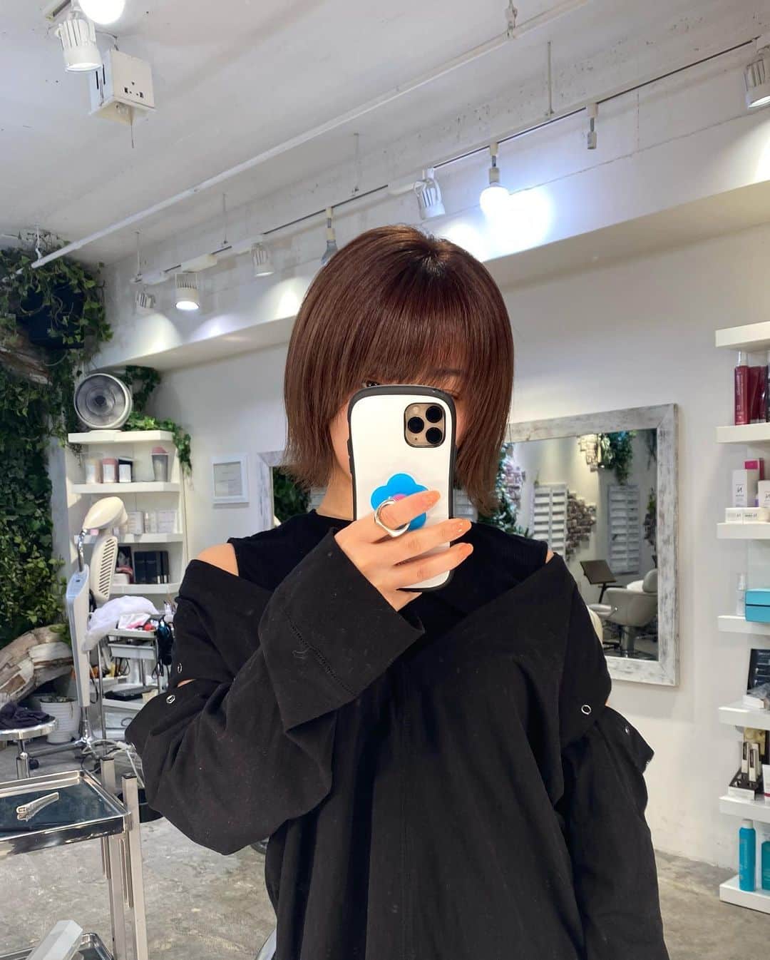 大川成美さんのインスタグラム写真 - (大川成美Instagram)「髪がツヤツヤになりました。 ． 撮影前にメンテナンス！！ ． ． ． . . #ショートヘア #ショートカット  #髪質改善 #ショートボブ #渋谷美容室  #ベージュカラー」3月24日 17時40分 - naru_coco