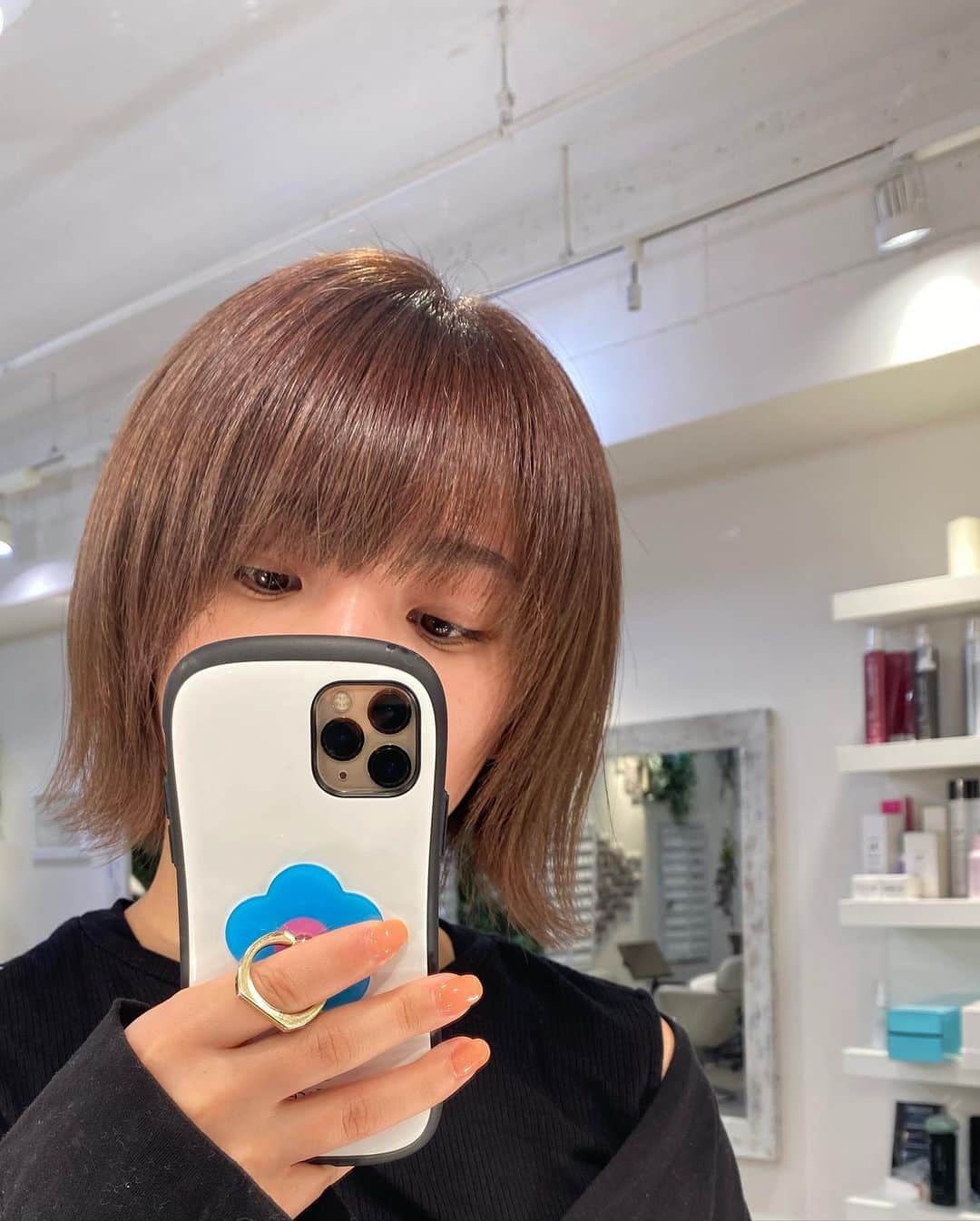 大川成美さんのインスタグラム写真 - (大川成美Instagram)「髪がツヤツヤになりました。 ． 撮影前にメンテナンス！！ ． ． ． . . #ショートヘア #ショートカット  #髪質改善 #ショートボブ #渋谷美容室  #ベージュカラー」3月24日 17時40分 - naru_coco
