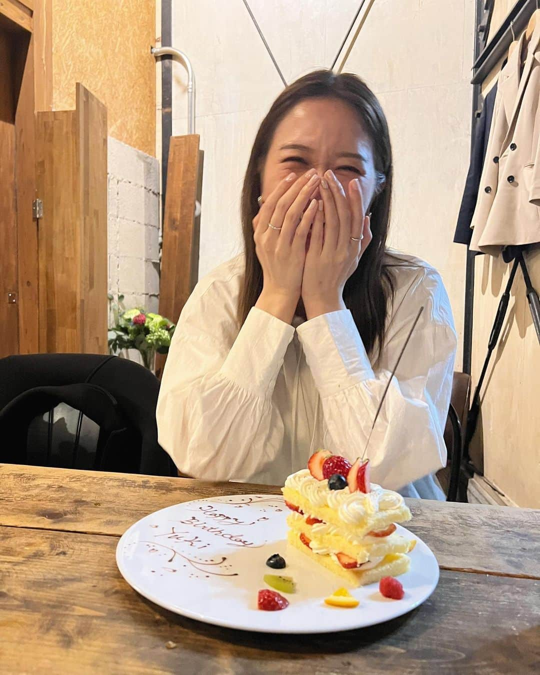 鹿沼憂妃さんのインスタグラム写真 - (鹿沼憂妃Instagram)「ぐふっ💞💞 ズッ友がお誕生日お祝いをしてくれた夜🌙 嬉しくてだんだん顔が溶けていきます🫠 美味しいご飯にお酒に、 たわいないことで笑う時間に、 ときに刺激もらったり癒されたり そんな友達がいてくれて本当に心強い。🌼 いつもありがとう×1億だよ❤️ まだなんか寒いから温泉にでも行きたいのぅ🥹 . #ぶりっ子ポーズ #ごめんなさいね #嬉しい証拠さ」3月24日 18時24分 - shika_0225