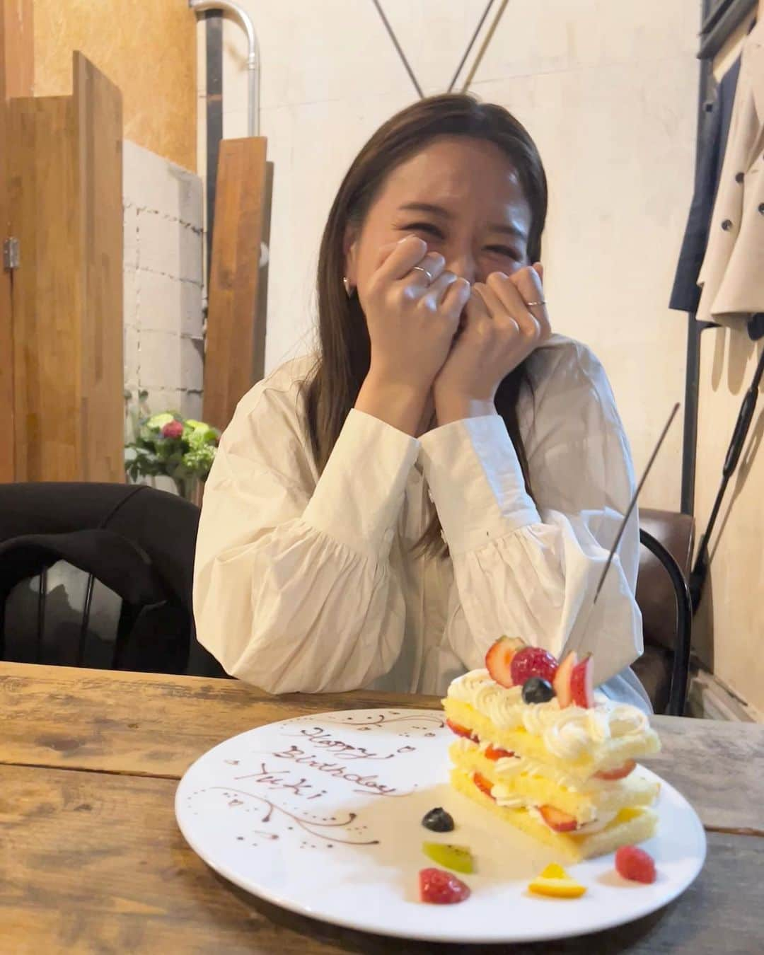 鹿沼憂妃さんのインスタグラム写真 - (鹿沼憂妃Instagram)「ぐふっ💞💞 ズッ友がお誕生日お祝いをしてくれた夜🌙 嬉しくてだんだん顔が溶けていきます🫠 美味しいご飯にお酒に、 たわいないことで笑う時間に、 ときに刺激もらったり癒されたり そんな友達がいてくれて本当に心強い。🌼 いつもありがとう×1億だよ❤️ まだなんか寒いから温泉にでも行きたいのぅ🥹 . #ぶりっ子ポーズ #ごめんなさいね #嬉しい証拠さ」3月24日 18時24分 - shika_0225