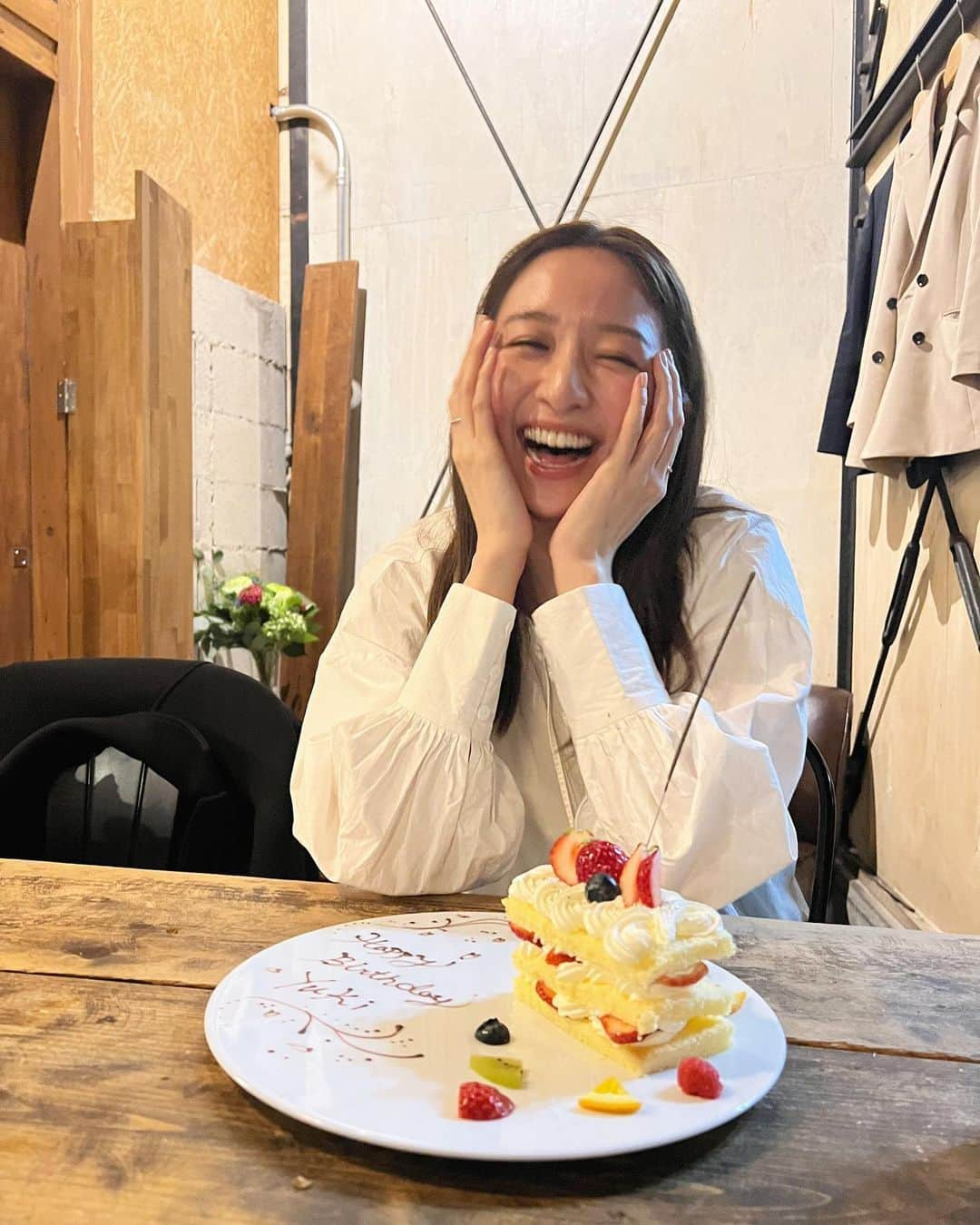 鹿沼憂妃さんのインスタグラム写真 - (鹿沼憂妃Instagram)「ぐふっ💞💞 ズッ友がお誕生日お祝いをしてくれた夜🌙 嬉しくてだんだん顔が溶けていきます🫠 美味しいご飯にお酒に、 たわいないことで笑う時間に、 ときに刺激もらったり癒されたり そんな友達がいてくれて本当に心強い。🌼 いつもありがとう×1億だよ❤️ まだなんか寒いから温泉にでも行きたいのぅ🥹 . #ぶりっ子ポーズ #ごめんなさいね #嬉しい証拠さ」3月24日 18時24分 - shika_0225