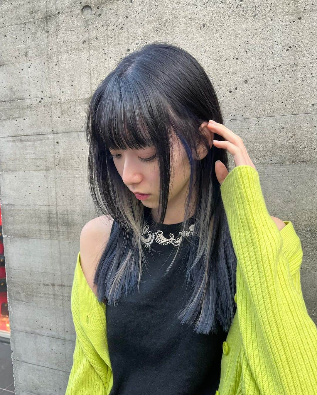 夏目璃乃さんのインスタグラム写真 - (夏目璃乃Instagram)「✌🏻 ̖́- ・ ・  NEW HAIRSTYLES💙 ・ とっても素敵にしてもらえてhappyなんです✧ @waji_hair さんありがとうございました🥺 ・ ・ #夏目璃乃 #rinonatsume #181cm #ノーマルカメラ  #髪質改善  #ネイビーカラー  #暗髪  #インナーカラー #셀카 #셀스타그램 #프로필 #셀카놀이 #팔로우해주세요 #머리 #머리스타그램  #긴머리 #미용실 #헤어컬러링 #트리트먼트 #hair #model #style」3月24日 19時07分 - natsume_rino