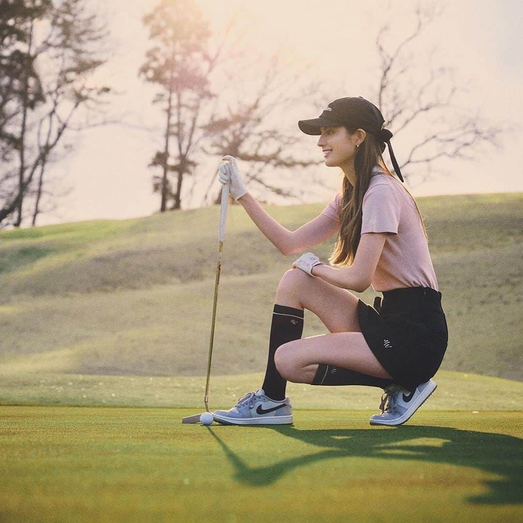 マギーさんのインスタグラム写真 - (マギーInstagram)「【MAGGY×WRINN GOLF】  デザイナー川島幸美さんのブランド @wrinn_ の展示会に行った時に 地球環境のことを真剣に考えてモノづくりをしているのを見て、  このブランドとゴルフウェアをつくりたい！！！！ そう強く思いました。  可愛いだけではなく、環境のことも考えたウェア。 自分らしく気持ちよく過ごせるウェア。 体が綺麗に見えるように細部までラインや長さなどこだわりました⛳️🤍  展示会にぜひ見に来てほしいです🙌🏻 お友達の皆様もよろしくですーー！❤️  ■Date  Press day ・3/31＆4/1 11:00~19:00 お客様day ・4/2＆4/3 11:00~18:00   ■Place 📍aloof home @aloof_home  (〒107-0062 東京都港区南青山3-2-9)  #mw」3月24日 19時31分 - maggymoon